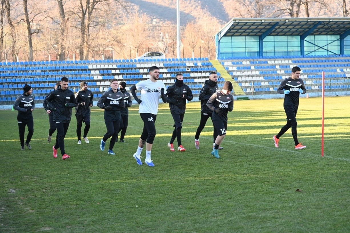 Септември (Симитли) посреща ЦСКА III в първия си домакински мач за 2026 г. Септември (Симитли) ще играе срещу третия тим на ЦСКА в първото си домакинство за 2026 година. Двубоят от 22-ия кръг на Югозападната Трета лига е в събота, 7 март, от 15:00 часа на "Арена Симитли". В трите им досегашни срещи помежду си двата отбора завършиха наравно. През есента тимовете си разпределиха точките след 1:1 в петия кръг на първенството. Досега Септември е изиграл само един мач през годината — загуба от Оборище в Панагюрище, докато ЦСКА III има две победи — над Славия II и над Сливнишки герой. Последното домакинство на симитлийци беше в края на ноември миналата година, когато победиха отбора от Сливница. Това беше втора поредна победа на "Арена Симитли".