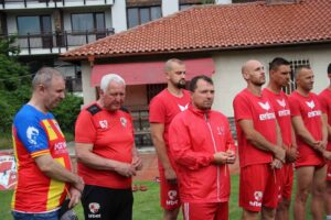 Борис Галчев ще води ФК Банско в мача в Кюстендил Борис Галчев ще бъде начело на ФК Банско в предстоящия двубой в Кюстендил в събота, 7 март. Срещата от 22-ри кръг е с начален час 15:00. Банскалии се разделиха с досегашния си наставник Борислав Хазуров след почти две години начело на тима. Галчев вече е бил старши треньор на отбора преди назначението на Хазуров. Последният мач, в който той изведе ФК Банско като старши треньор, бе на 1 май 2024 година срещу дубъла на Хебър Пазарджик на стадиона в Банско. В следващия двубой на 8 май същата година начело на тима вече бе Борислав Хазуров.