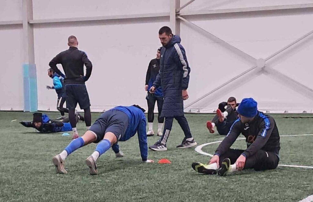 ОФК Костинброд приема Германея (Сапарева баня) утре ОФК Костинброд ще изиграе първия си домакински мач за 2026 година — "сините" посрещат Германея (Сапарева баня) в среща от 12-ия кръг на шампионата. Двубоят е утре, 7 март, от 15:00 часа на стадион "Георги Бенковски" в квартал Маслово. Костинброд е в добра форма на своя терен, след като записа две поредни домакински победи от есенния полусезон — над ЦСКА III и Ботев (Ихтиман). Пролетният дял трябваше да стартира с домакинство срещу Банско, но този мач бе отложен заради тежки метеорологични условия и е насрочен за сряда, 11 март. Ето и кои ще отсъстват за утрешния двубой поради наказания: Кристиян Николов — с деветия си жълт картон при загубата от Пирин (Разлог) и ще пропусне две срещи; Мартин Зимбилев — с 5 официални предупреждения. В първата среща между двата тима костинбродци победиха Германея с 2:0 като гости.