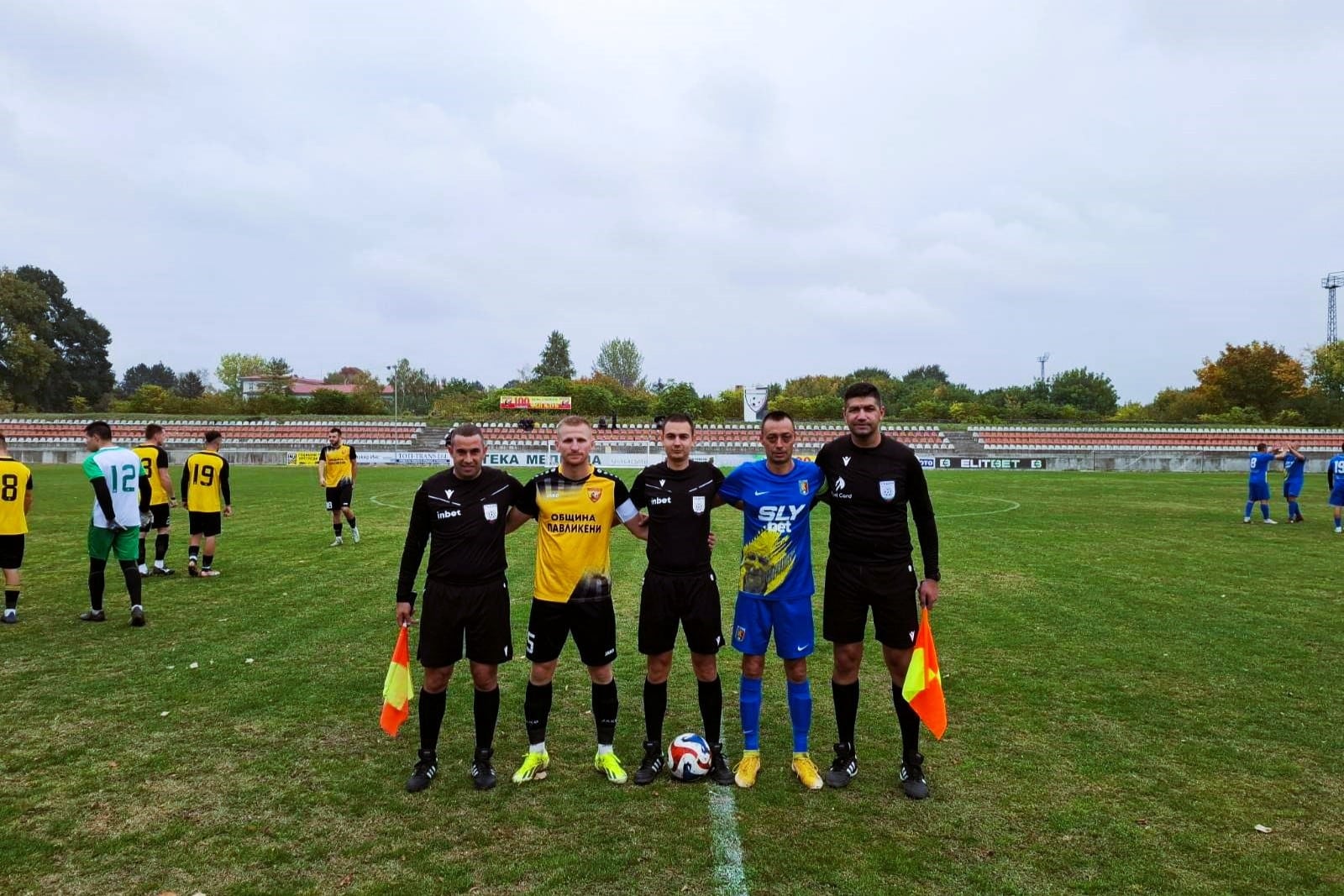 ОФК Павликени приема лидера Академик (Свищов) ОФК Павликени стартира пролетния дял от шампионата с домакински мач срещу лидера Академик (Свищов). Срещата от 12-ия кръг на Северозападната Трета лига е утре, 7-ми март, с начален час 15:00. Поради ремонт на стадион "Ганчо Панов" в Павликени, тимът ще провежда своите домакински срещи тази пролет на стадиона в Сухиндол. Отборът на Димо Атанасов заема 7-ото място в класирането с актив от 11 точки, натрупани основно благодарение на трите победи в последните четири мача през първия полусезон.