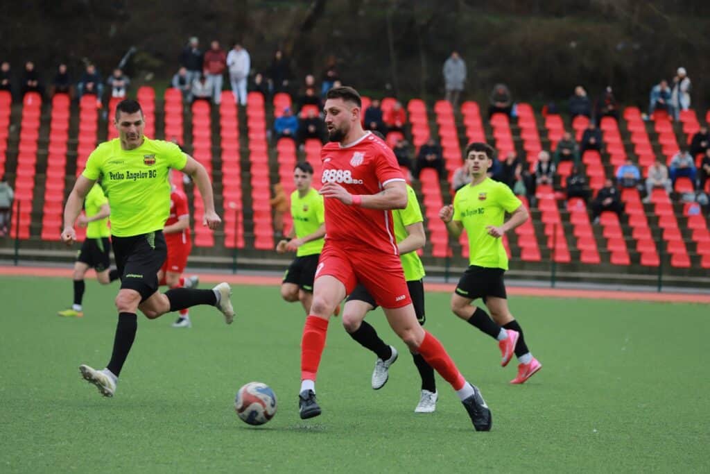 ОФК Хасково ще изиграе четвъртия си мач в рамките на последните 11 дни. Утре, 7 март, тимът гостува на Розова долина (Казанлък) от 15:00 часа в Мъглиж в среща от 23-ия кръг на Югоизточната Трета лига. Хасковлии имаха наситена програма напоследък: във вторник победиха Гигант (Съединение) като гости, на 28 февруари се наложиха над Атлетик (Куклен), а три дни по-рано изиграха напрегнат мач с Марица (Милево) за Купата на Аматьорската лига, в който загубиха и отпаднаха от турнира. За утрешния двубой няма да може да играе Дамян Чаушев, който бе изгонен в срещата с Гигант. В същото време Костадин Пеев се завръща и ще бъде на разположение на старши треньора Живко Желев. Хасково традиционно играе успешно срещу Розите — през първия полусезон ги победи за пети пореден път. Интересен факт е, че главен съдия на мача ще бъде Теодора Стоева от Пловдив.