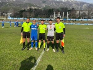 Левски (Карлово) посреща Родопа (Смолян) в 23-ия кръг на Югоизточната Трета лига Левски (Карлово) ще приеме Родопа (Смолян) във втори пореден домакински мач тази седмица. Срещата от 23-ия кръг на Югоизточната Трета лига е утре, 7 март, от 15:00 часа на стадион "Васил Левски". Само преди три дни, на националния празник, тимът записа трета пролетна победа, след като надви ФК Раковски. Преди това карловци победиха Секирово (Раковски) и ФК Созопол. Днес Господин Мирчев ще изведе отбора на последна тренировка преди мача, като към момента всички футболисти са на линия. След изтърпяно наказание в състава се завръщат опитните Свилен Щерев и Милен Танев. При очаквано хубаво време и в отлично състояние на терена, феновете могат да очакват атрактивен футбол от типа Трета лига.