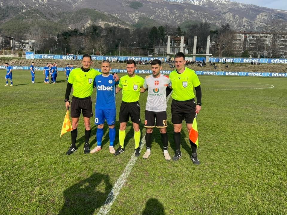 Левски (Карлово) посреща Родопа (Смолян) в 23-ия кръг на Югоизточната Трета лига Левски (Карлово) ще приеме Родопа (Смолян) във втори пореден домакински мач тази седмица. Срещата от 23-ия кръг на Югоизточната Трета лига е утре, 7 март, от 15:00 часа на стадион "Васил Левски". Само преди три дни, на националния празник, тимът записа трета пролетна победа, след като надви ФК Раковски. Преди това карловци победиха Секирово (Раковски) и ФК Созопол. Днес Господин Мирчев ще изведе отбора на последна тренировка преди мача, като към момента всички футболисти са на линия. След изтърпяно наказание в състава се завръщат опитните Свилен Щерев и Милен Танев. При очаквано хубаво време и в отлично състояние на терена, феновете могат да очакват атрактивен футбол от типа Трета лига.