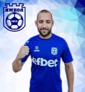 Александър Андонов със скъсани връзки на коляното, аут до края на сезона Нападателят на ФК Ямбол Александър Андонов получи тежка контузия и ще отсъства продължително от терените. След проведен медицински преглед в София бе констатирано, че голмайсторът, който пристигна в клуба през зимата, е със скъсани връзки на коляното. Андонов ще пропусне оставащата част от настоящия сезон, като в клуба се надяват той да бъде готов за началото на есенния дял от следващото първенство. Ситуацията поставя пред сериозно изпитание треньора Николай Жечев, особено предвид, че има и други контузени футболисти в състава. Единствената добра новина е, че привлеченият Виктор Янев вече е на разположение и може да бъде използван в мачовете.