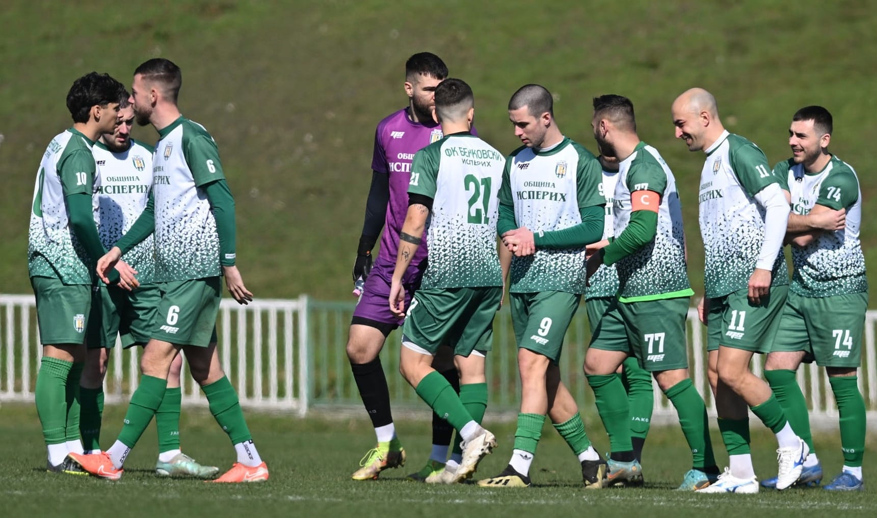 Мачът между Бенковски (Исперих) и Светкавица Търговище е отложен Бенковски (Исперих) няма да играе срещу Светкавица Търговище мача си от 20 кръг на Североизточната Трета лига. Тимът трябваше да гостува в 15:00 часа, но двубоят е отложен. Както е известно, Светкавица не игра и предишния си двубой срещу Черноломец Попово. Вместо двубоя със Светкавица, Бенковски Исперих ще играе контрола срещу Мълния (село Климент) от 14:00 часа на терена в село Климент.