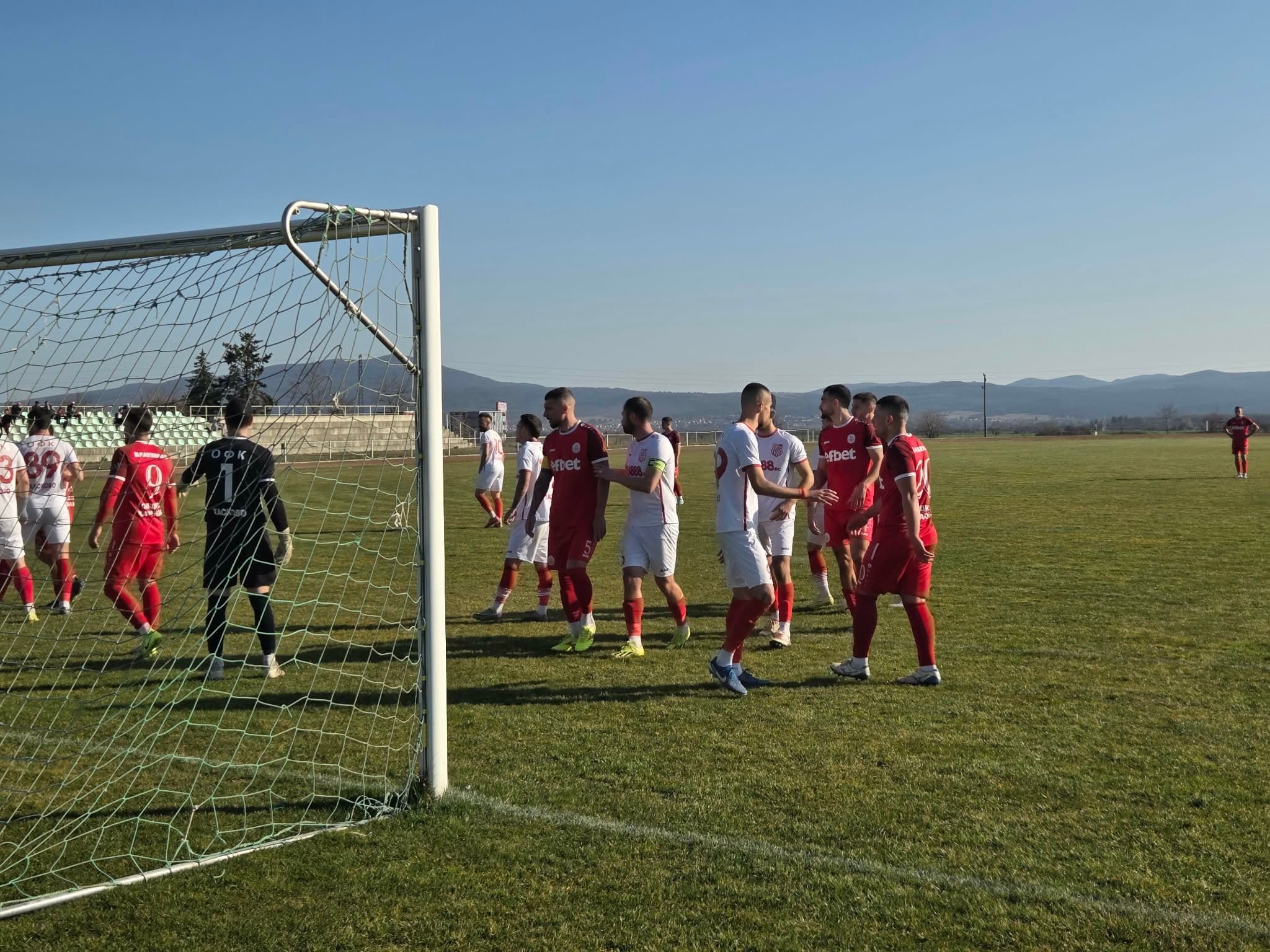 Розова долина победи ОФК Хасково с 3:1 ОФК Хасково загуби с 1:3 при гостуването си на Розова долина (Казанлък). Срещата от 23-ия кръг на Югоизточната Трета лига се игра на стадиона в Мъглиж и бе четвърти мач за хасковлии в последните 11 дни. Красимир Илиев откри за Хасково в 23-ата минута, но много бързо домакините изравниха чрез Никола Арнаудов. В 36-ата минута „розите“ направиха пълен обрат след точно изпълнение на Николай Георгиев. През втората част Венцислав Иванов вкара в 58-ата минута и оформи крайния резултат 3:1, с което прекъсна серията от два поредни успеха на тима, воден от Живко Желев. В следващия кръг ОФК Хасково посреща лидера Несебър.