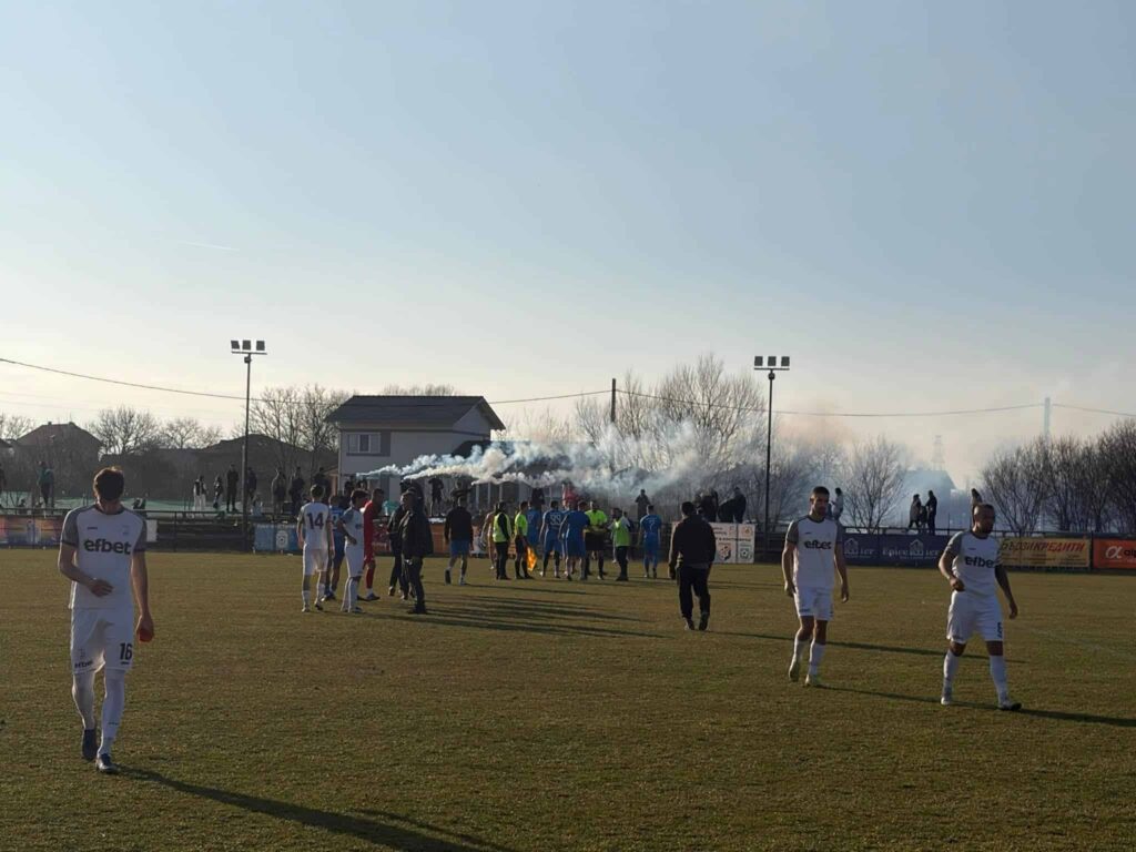 ОФК Костинброд постигна първа пролетна победа — 2:0 срещу Германея ОФК Костинброд записа първа победа през пролетния полусезон в Югозападната Трета лига, след като победи Германея (Сапарева баня) с 2:0 на стадион "Бенковски" в квартал Маслово. Това беше първата домакинска среща за тима в пролетната част на шампионата. Мартин Тошев откри резултата с удар с глава в началото на второто полувреме в мача от 22-ия кръг. Последваха множество възможности за удвояване на аванса, които не бяха реализирани. Две минути преди края на редовното време Николай Маринов довърши добре организирана атака след асистенция на Ради Василев и оформи крайното 2:0. Още в сряда, 11 март, "сините" отново ще играят у дома — гостува им Банско в отложен мач от XX кръг. Началото е в 15:00 часа.