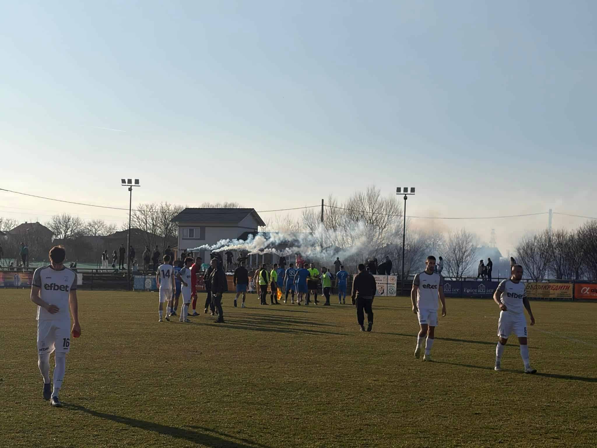 ОФК Костинброд постигна първа пролетна победа — 2:0 срещу Германея ОФК Костинброд записа първа победа през пролетния полусезон в Югозападната Трета лига, след като победи Германея (Сапарева баня) с 2:0 на стадион "Бенковски" в квартал Маслово. Това беше първата домакинска среща за тима в пролетната част на шампионата. Мартин Тошев откри резултата с удар с глава в началото на второто полувреме в мача от 22-ия кръг. Последваха множество възможности за удвояване на аванса, които не бяха реализирани. Две минути преди края на редовното време Николай Маринов довърши добре организирана атака след асистенция на Ради Василев и оформи крайното 2:0. Още в сряда, 11 март, "сините" отново ще играят у дома — гостува им Банско в отложен мач от XX кръг. Началото е в 15:00 часа.