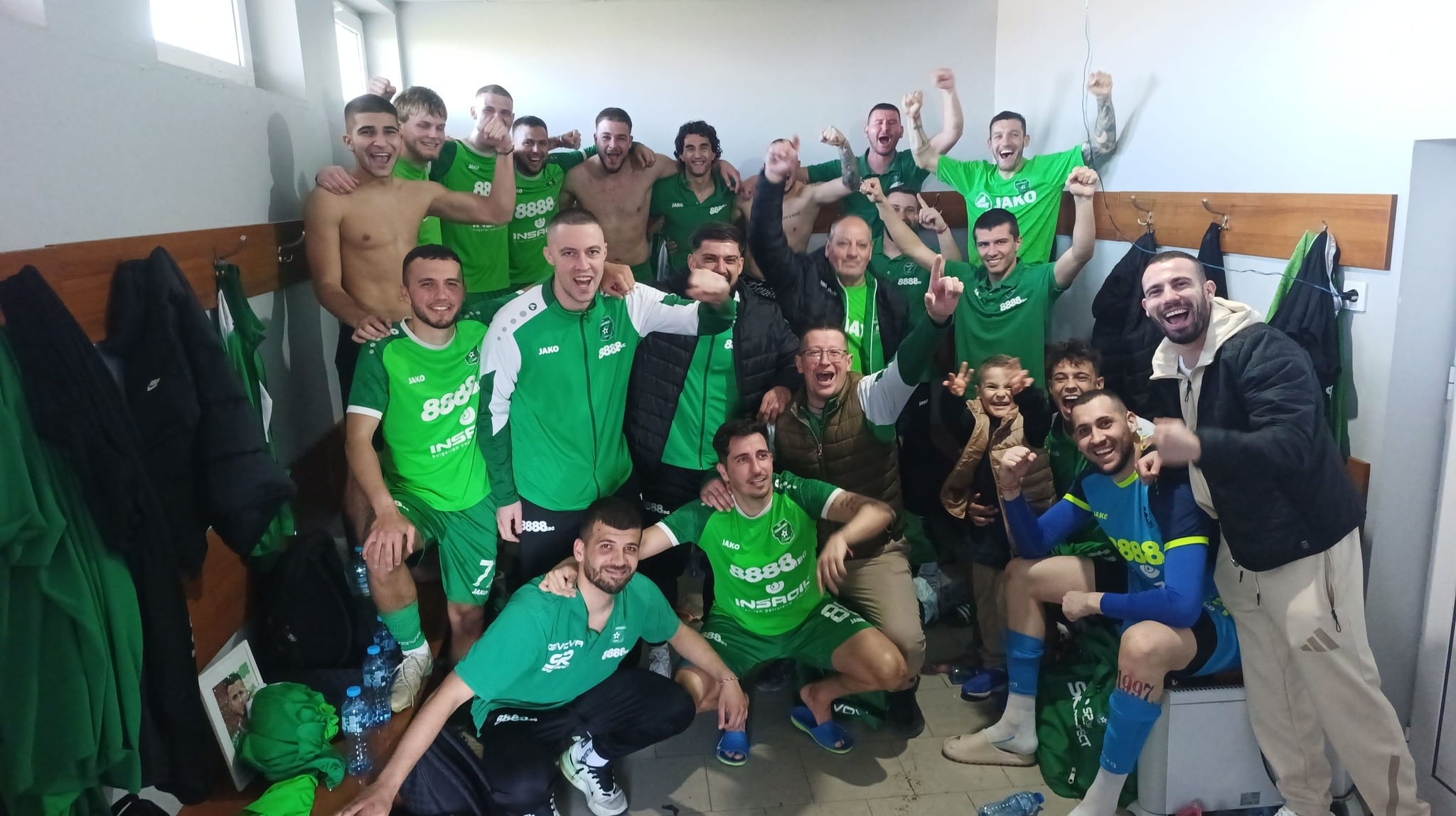 Секирово (Раковски) взе първия си успех като гост за сезона Секирово (Раковски) записа първата си победа на чужд терен през настоящия сезон, след като победи Атлетик (Куклен) с 1:0 в среща от 23-ия кръг на Югоизточната Трета лига. Въпреки кадровите проблеми тимът изглеждаше по-свеж и заслужено стигна до трите точки благодарение на гола на въздесъщия Димитър Петров. Той бе и автор на изравняващото попадение в предходната визита във вторник, когато отборът завърши наравно в Милево. Победата е посветена на феновете, които отново подкрепиха тима на стадиона; клубът благодари за проявеното към отбора търпение. Секирово вече вади точки в три поредни мача — след двата равни резултата тимът записа и първи успех през тази пролет. В следващия кръг отборът ще приеме Розова долина (Казанлък).