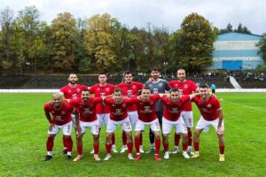 Септември (Тервел) победи ФК Аксаково с 5:2 в ХХ кръг на Североизточната Трета лига Септември (Тервел) записа категоричен успех при гостуването си на ФК Аксаково, побеждавайки със 5:2 в среща от ХХ кръг на Североизточната Трета лига. В първото полувреме шампионите си осигуриха комфортен аванс от четири гола на стадиона в едноименния град. Кристиан Пешков се отличи с хеттрик, а още едно попадение добави Ивайло Лазаров. След почивката „хановете“ се отпуснаха и наставникът Георги Иванов – Геша направи множество смени. Аксаково успя да намали резултата до 1:4, а в края двата тима си размениха по едно попадение — първо Владислав Мирчев покачи на 5:1, след което гостите вкараха още един гол за крайното 5:2. В следващия си двубой Септември (Тервел) ще приеме Волов-Шумен 2007.