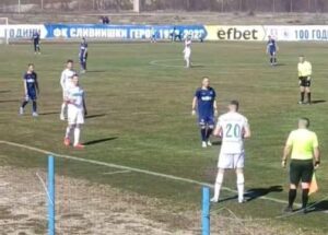 Ботев (Ихтиман) и Сливнишки герой завършиха 3:3 в напрегнат мач Ботев (Ихтиман) направи равенство 3:3 срещу Сливнишки герой в мача от 22-ия кръг на Югозападната Трета лига. Двубоят беше изключително интригуващ — освен шестте гола имаше няколко дузпи и червени картони. Домакините от Сливнишки герой поведоха рано след гол на Христо Панчев в 5-ата минута, а Ерик Манолков удвои в 11-ата. Борислав Балджийски намали на 1:2 с попадение в 35-ата минута и така при резултат 2:1 за Сливнишки герой завърши първото полувреме. В 61-вата минута Панчев отново вкара за домакините за 3:1, след което Сливнишки герой имаше още няколко изгодни положения, но вратарят на Ботев (Ихтиман) Ивайло Петров направи спасения. В 68-ата минута Борислав Балджийски изпълни дузпа и уцели гредата. Пет минути по-късно обаче той довкара избита от вратаря топка след удар на Крис Андонов и реализира за 2:3. В даденото продължение реферът отсъди втора дузпа за Ихтиман и показа червен картон на вратаря на домакините Божидар Петров. Балджийски застана зад топката и този път бе безпогрешен, оформяйки хеттрик и крайното 3:3.