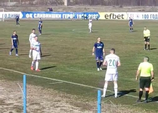 Ботев (Ихтиман) и Сливнишки герой завършиха 3:3 в напрегнат мач Ботев (Ихтиман) направи равенство 3:3 срещу Сливнишки герой в мача от 22-ия кръг на Югозападната Трета лига. Двубоят беше изключително интригуващ — освен шестте гола имаше няколко дузпи и червени картони. Домакините от Сливнишки герой поведоха рано след гол на Христо Панчев в 5-ата минута, а Ерик Манолков удвои в 11-ата. Борислав Балджийски намали на 1:2 с попадение в 35-ата минута и така при резултат 2:1 за Сливнишки герой завърши първото полувреме. В 61-вата минута Панчев отново вкара за домакините за 3:1, след което Сливнишки герой имаше още няколко изгодни положения, но вратарят на Ботев (Ихтиман) Ивайло Петров направи спасения. В 68-ата минута Борислав Балджийски изпълни дузпа и уцели гредата. Пет минути по-късно обаче той довкара избита от вратаря топка след удар на Крис Андонов и реализира за 2:3. В даденото продължение реферът отсъди втора дузпа за Ихтиман и показа червен картон на вратаря на домакините Божидар Петров. Балджийски застана зад топката и този път бе безпогрешен, оформяйки хеттрик и крайното 3:3.