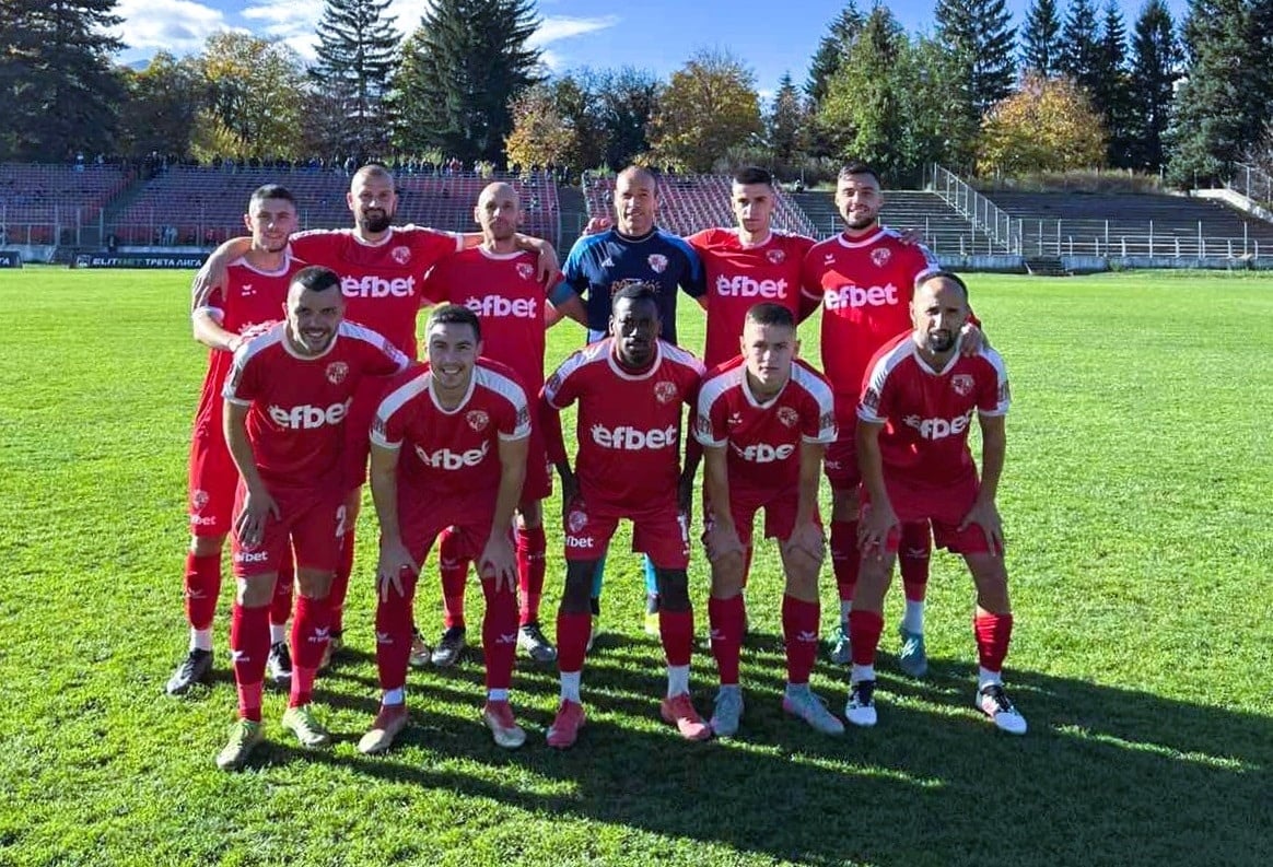 ФК Банско загуби от ФК Кюстендил с 0:2 ФК Банско допусна поражение с 0:2 от ФК Кюстендил в мач от 22-ри кръг на Югозападната Трета лига. Двубоят бе втори дебют за Борис Галчев като старши треньор на тима, след като той замени Борислав Хазуров. Кюстендил откри резултата в първото полувреме чрез Боян Стойнев, който реализира след изпълнение на ъглов удар. До почивката този резултат остана непроменен, като Банско не успя да покаже добра игра в първата част. През втората част домакините увеличиха преднината си след спорно отсъдена дузпа, превърната в гол от опитния Даниел Младенов. Въпреки това Банско игра по-добре след почивката и уцели две греди чрез Костадин Слаев и Лазар Еринин. Жоро Рошков също имаше сам срещу вратаря шанс, но пропусна да отбележи. В 90-ата минута Мирослав Боянов получи червен картон. Следващият мач на Банско е в сряда, 11 март — отложен двубой срещу ОФК Костинброд.