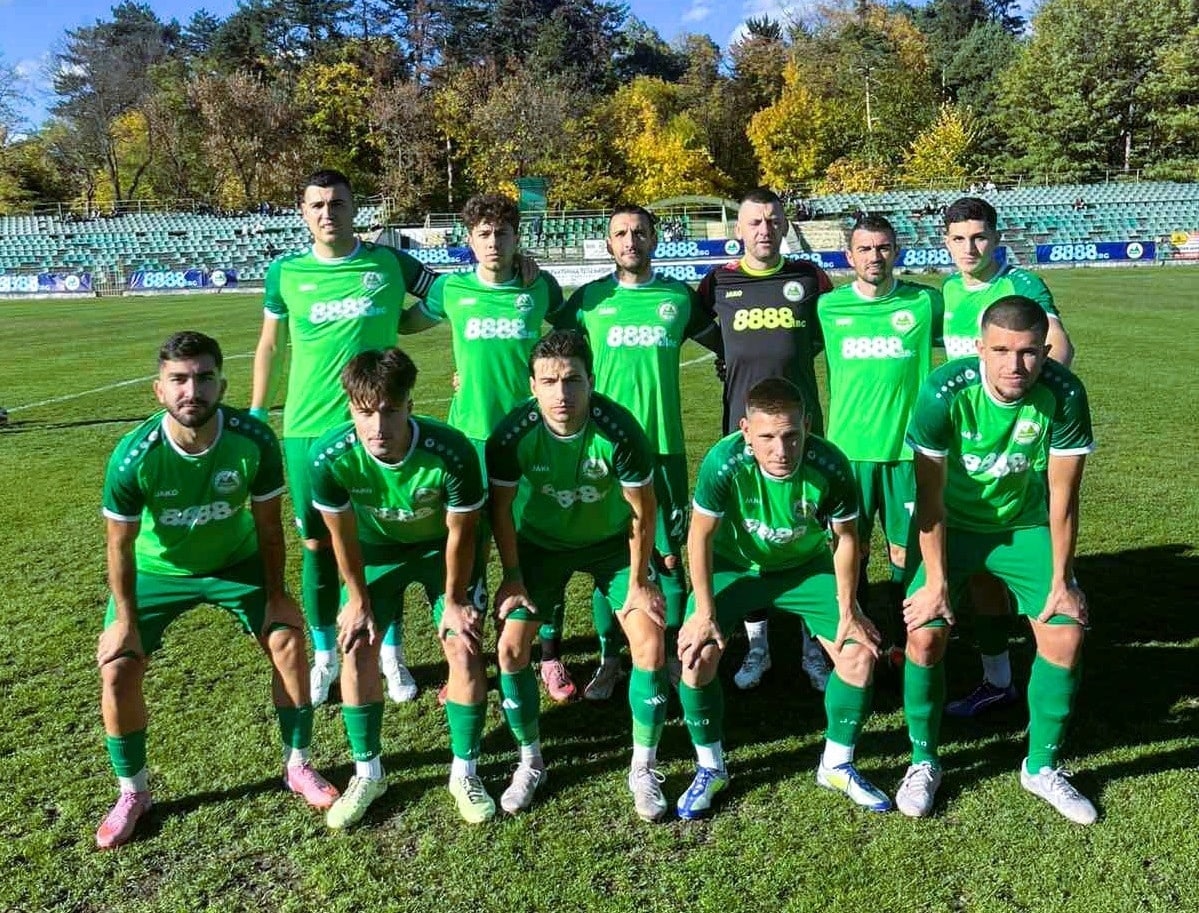 Пирин (Гоце Делчев) загуби с 1:4 от дублиращия тим на Славия Пирин (Гоце Делчев) допусна поражение с 1:4 от дублиращия отбор на Славия в мач от 22-ия кръг на Югозападната Трета лига. Двубоят започна равностойно. Първата по-опасна ситуация за Пирин дойде в 20-ата минута, когато вратарят на домакините с мъка пази вратата си. Малко по-късно резервният тим на Славия откри резултата — след изпълнение на тъч играчите на Пирин не успяха да се организират, последва центриране и засечка в наказателното поле за 1:0. До края на първото полувреме гостите опитаха да отвърнат и създадоха две далечни положения чрез Търтов и Карапетров, но топката не достигна мрежата. След почивката Славия увеличи аванса си до 2:0 — футболист на столичния тим остана почти сам в наказателното поле, стреля и покачи резултата. Пирин върна едно попадение чрез Карапетров за 1:2 и потърси изравняване, рискувайки напред в търсене на гол, но пропуснатите положения се оказаха фатални. Славия се възползва от възможностите и разконцентрацията в редиците на гостите, отправяйки още два точни удара за крайното 4:1. Следващият мач на Пирин (Гоце Делчев) е в сряда, 11 март — отложена среща, в която тимът гостува на дублиращия отбор на Септември (София).