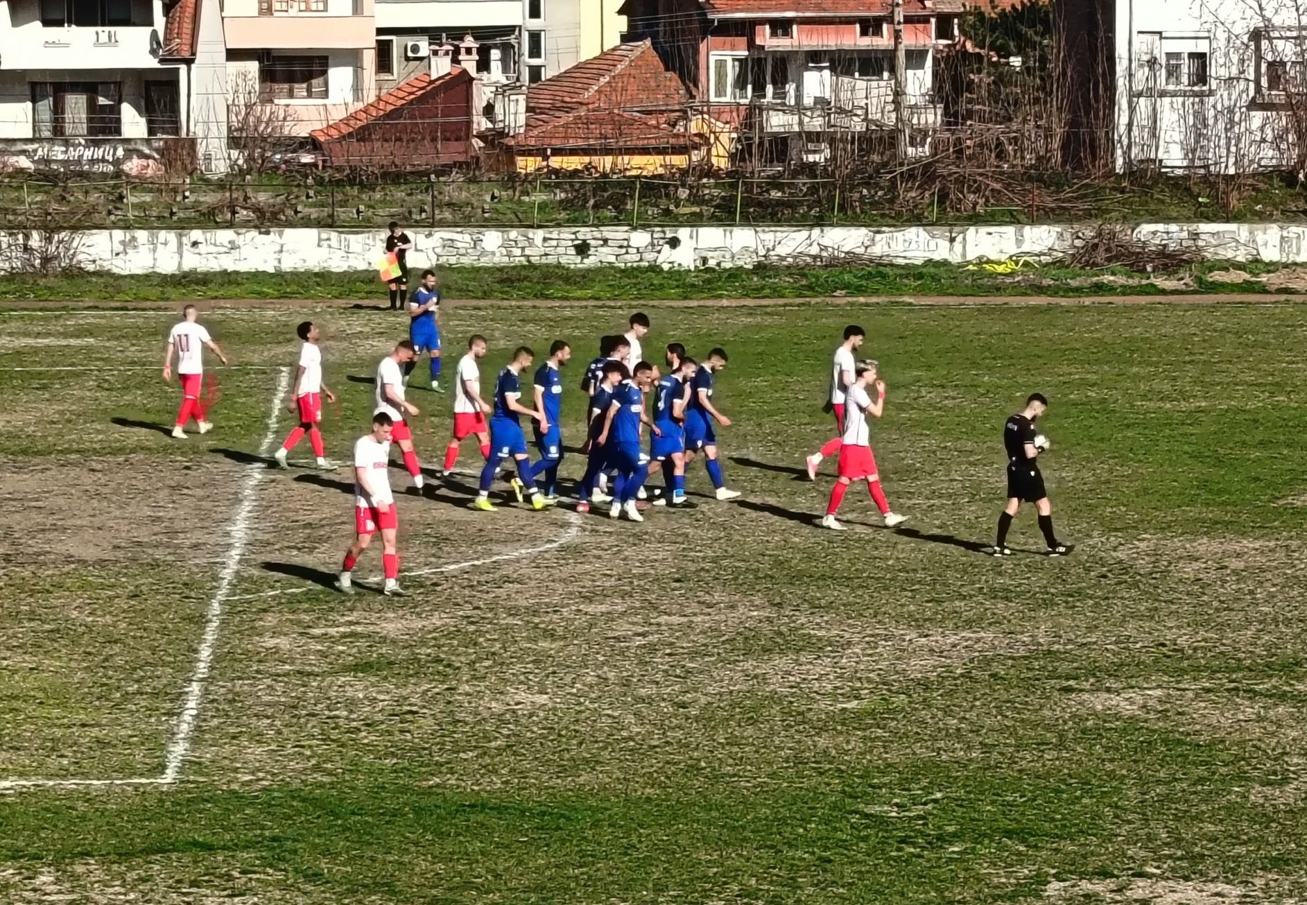 ФК Ямбол победи Асеновец с 2:0 в Асеновград ФК Ямбол записа победа с 2:0 като гост на Асеновец в мач от 23-ия кръг на Югоизточната Трета лига. Това беше шести пореден двубой за Ямбол без загуба, в която серия тимът регистрира 4 победи и 2 равенства. След изиграването на кръга Ямбол остава на четвърто място в класирането, на четири точки от третия Левски (Карлово). В следващия кръг очаква директен сблъсък между двата отбора, като ФК Ямбол ще бъде домакин на дербито. В средата на първото полувреме Атанас Петров откри резултата в полза на гостите. И двата тима имаха редица положения, а Георги Георгиев от Асеновец уцели гредата на вратата на Ямбол. През втората част ФК Ямбол доминираше и в 71-ата минута Янаки Панайотов удвои преднината. Малко по-късно завърналият се след наказание Стилиян Стойчев от състава на Асеновец напусна принудително заради контузия, което остави домакините с човек по-малко до края на мача.