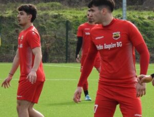 Марица (Милево) завърши 0:0 с ФК Созопол в 23-ти кръг на Югоизточната Трета лига Марица (Милево) направи безгласно реми 0:0 като домакин срещу ФК Созопол в мач от 23 кръг на Югоизточната Трета лига. Това бе трети пореден двубой за тима от Милево, в който не успяха да вземат трите точки — последната им победа бе в откриващия пролетния дял срещу ОФК Хасково с 1:0. Тази среща бе силно повлияна от лошото състояние на терена, което затрудни развиването на офанзивни действия и създаването на качествени голеви положения за двата отбора. В заключителните 15–20 минути домакините диктуваха събитията на терена и имаха териториален превес, но двубоят премина предимно в много борба и с малко реални възможности за гол. Следващото препятствие пред Марица (Милево) е гостуване на Родопа (Смолян) на 14 март от 15:00 часа.