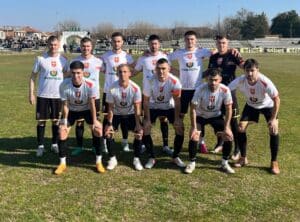 ФК Раковски отстъпи с 0:1 на Гигант (Съединение) ФК Раковски загуби с минималното 0:1 от Гигант (Съединение) в среща от 23-ия кръг на Югоизточната Трета лига. В последните секунди на първата част хубаво подаване намери удобния крак на Стефан Рабаджийски, но за съжаление на феновете от Раковски топката мина на сантиметър от външната страна на вратата. Началото на втората част бе отбелязано от две принудителни смени – голмайсторът Петьо Атанасов и капитанът Георги Загорчев напуснаха терена и бяха заменени съответно от Денислав Куртев и Христо Ботевски. Раковски търсеше победата и опитваше да натисне съперника от всички възможни позиции, което остави пространство за контраатаки на футболистите от Съединение. При една от тези контраатаки бе реализирано и единственото попадение в мача във вратата на Баданов. Освен допуснатия гол, два други неприятни инцидента усложниха възможностите на отбора да измъкне нещо от мача. Първо централният защитник Станислав Работов получи контузия, а след това съдията изгони с директен червен картон Пламен Койрушки за неволно нарушение. Стартов състав: Милко Баданов, Теодор Гишин, Георги Иванов, Пламен Койрушки, Станислав Работов, Стефан Попов, Марин Димитров, Валери Домовчийски, Петър Атанасов, Стефан Рабаджийски, Георги Загорчев-капитан