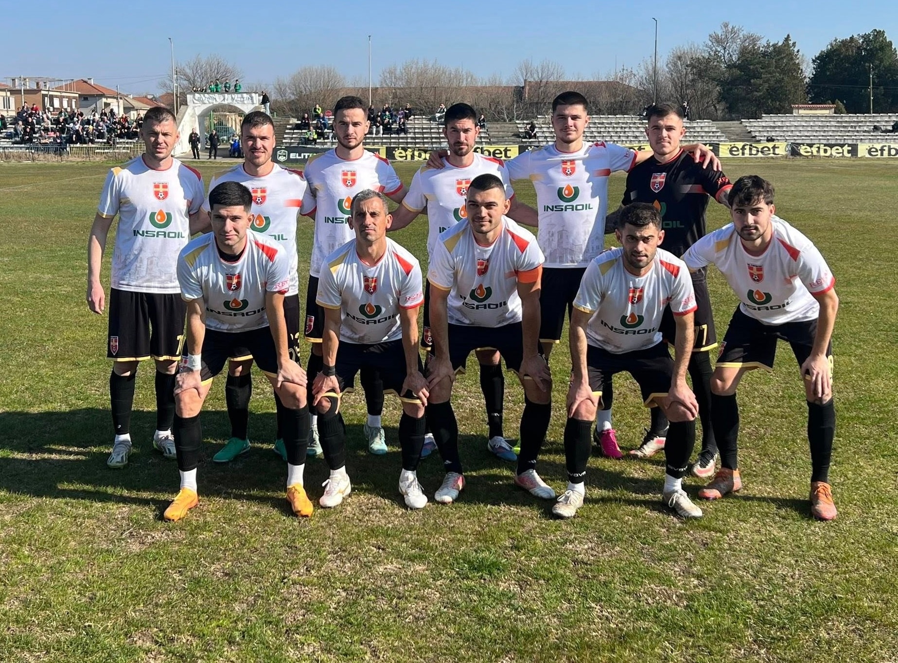 ФК Раковски отстъпи с 0:1 на Гигант (Съединение) ФК Раковски загуби с минималното 0:1 от Гигант (Съединение) в среща от 23-ия кръг на Югоизточната Трета лига. В последните секунди на първата част хубаво подаване намери удобния крак на Стефан Рабаджийски, но за съжаление на феновете от Раковски топката мина на сантиметър от външната страна на вратата. Началото на втората част бе отбелязано от две принудителни смени – голмайсторът Петьо Атанасов и капитанът Георги Загорчев напуснаха терена и бяха заменени съответно от Денислав Куртев и Христо Ботевски. Раковски търсеше победата и опитваше да натисне съперника от всички възможни позиции, което остави пространство за контраатаки на футболистите от Съединение. При една от тези контраатаки бе реализирано и единственото попадение в мача във вратата на Баданов. Освен допуснатия гол, два други неприятни инцидента усложниха възможностите на отбора да измъкне нещо от мача. Първо централният защитник Станислав Работов получи контузия, а след това съдията изгони с директен червен картон Пламен Койрушки за неволно нарушение. Стартов състав: Милко Баданов, Теодор Гишин, Георги Иванов, Пламен Койрушки, Станислав Работов, Стефан Попов, Марин Димитров, Валери Домовчийски, Петър Атанасов, Стефан Рабаджийски, Георги Загорчев-капитан