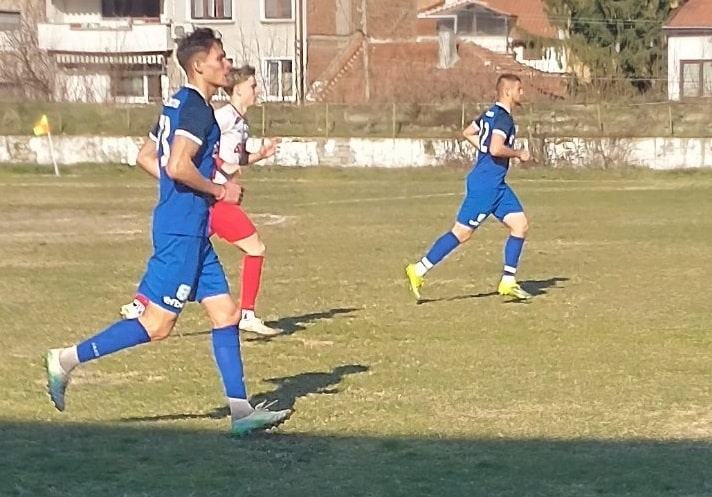 Асеновец (Асеновград) загуби у дома с 0:2 от Ямбол Асеновец (Асеновград) отстъпи с 0:2 като домакин на Ямбол в мача от 23-тия кръг на Югоизточната Трета лига. Домакините продължават серията си от шест поредни двубоя без успех — последната им победа е срещу Атлетик (Куклен) на 15 ноември миналата година. Старши треньорът Манол Георгиев можеше да разчита на завърналия се в титулярния състав Йордан Ковачев, но бе лишен от услугите на редица ключови играчи, сред които Александър Христев, Атанас Захиров, наказаният Петко Петков и други. Гостите откриха резултата в средата на първото полувреме. В 39-ата минута Георги Георгиев от Асеновец уцели гредата и пропусна шанс за изравняване. През втората част Ямбол създаде повече положения и логично стигна до второ попадение. В 78-ата минута завърналият се след наказание Стилиян Стойчев получи контузия и бе принудително заменен. Тъй като наставникът вече бе извършил петте допустими смени, Асеновец доигра срещата в намален състав.