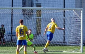 Волов-Шумен 2007 разгроми втория отбор на Спартак (Варна) с 4:0 Волов-Шумен 2007 постигна категорична победа с 4:0 над втория тим на Спартак (Варна) в двубой от ХХ кръг на Североизточната Трета лига. Срещата се игра на ученическия стадион в Шумен „Цоньо Василев“ и беше първият домакински мач за „синьо-жълтите“ през пролетния полусезон. Въпреки отсъствието на няколко футболисти, домакините доминираха на терена и реализираха по два гола във всяко от полувремената. Варненският тим създаде само епизодични положения, чиито удари не затрудниха вратаря на шуменци. Румен Николов откри резултата още в 8-ата минута, оформяйки попадението със своя силен удар с глава. В 30-ата минута Жечко Йорданов, Димитър Игнатовски и Александър Наков разиграха триходова комбинация, завършена от Наков, който се озова сам срещу вратаря и направи 2:0. През втората част Волов-Шумен 2007 затвърди превъзходството си и добави още двум гола. В 73-тата минута Златин Боянов направи резултата 3:0, а две минути по-късно Димитър Игнатовски оформи крайното 4:0. В следващия кръг Волов-Шумен 2007 е гост на лидера Септември (Тервел). Двубоят е на 14 март, събота, от 15:00 часа.