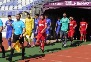 Етър победи Черноломец (Попово) с 4:0 в контролна среща на "Ивайло" Черноломец (Попово) загуби с 0:4 от Етър (Велико Търново) в контролен мач, игран днес на стадион "Ивайло". Гостите от Попово започнаха добре и първото полувреме бе равностойно, но в 45-ата минута отбелязаха нещастен автогол. През втората част умората и многото смени нарушиха баланса в отбора на Черноломец. В 55-ата минута Стефан Трайков центрира прецизно отляво и Тома Ушагелов с хубав удар удвои резултата. Младият Костадин Белалиев пропусна две чисти възможности — при първата след подаване на Кристиян Величков ударът му срещна крака на вратаря, а при втората Белалиев отне топката и стреля от трудна позиция, но топката мина покрай левия стълб. В 66-ата минута Кристиян Величков с премерен удар покачи на 3:0; по-късно той и нацели гредата на гостите. След това Величков изведе Стефан Трайков, който оформи крайното 4:0 в 74-ата минута. В края на срещата Черноломец имаше възможност за почетно попадение, но Стоилов от чиста позиция стреля в гредата.