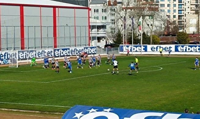 ОФК Несебър победи дублиращия отбор на Локомотив Пловдив с 3:0 ОФК Несебър се върна на пътя на победите, след като надделя с класическото 3:0 над дублиращия тим на Локомотив Пловдив в среща от 23-ия кръг на Югоизточната Трета лига. Под ръководството на старши треньора Николай Костов възпитаниците му записаха важни три точки, след като в предишния кръг направиха 1:1 като гости на Нефтохимик. Иван Колев откри в 30-ата минута, а пет минути по-късно Иван Стоянов удвои резултата — 2:0, с който двата отбора се оттеглиха на почивка. През втората част отново Иван Стоянов бе точен и оформи окончателното 3:0. След изиграването на мачовете от този кръг ОФК Несебър остава лидер с 53 точки — с две повече от Марица Пловдив. В следващия кръг Несебър гостува на Хасково на 14 март от 15:00 часа.