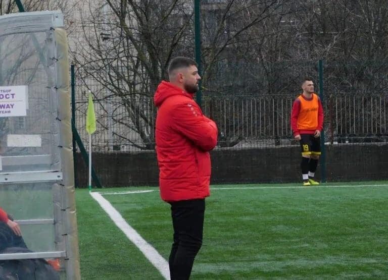 Павликени победи лидера Академик (Свищов) — треньорът Димо Атанасов доволен Старши треньорът на ОФК Павликени, Димо Атанасов, не скри задоволството си от днешната победа над лидера Академик (Свищов). "Хубаво е да победиш отбор, който е на първо място. Това носи самочувствие. Двубоят беше равностоен. Беше ясно, че който вкара първи гол, ще победи. Имаше много борба, агресия и по-малко положения пред двете врати. При гола направихме много добра атака, от самото ѝ начало, през центрирането и до отличния завършек на Ростислав Данчев.", заяви Атанасов за клубния сайт, изработен по проекта Дигитален Спорт на Букмейкър Рейтинги. Отборът от едноименния град започна значително по-добре пролетната кампания — през първия полусезон не успя да запише победа в първите си 7 срещи. "Есента не играхме лошо, но просто ни трябваше време за адаптация. Но и тогава имаше хубави неща. Вече мина малко повече време, обиграхме се, а и с двете нови попълнения вдигнахме нивото.", каза още наставникът.