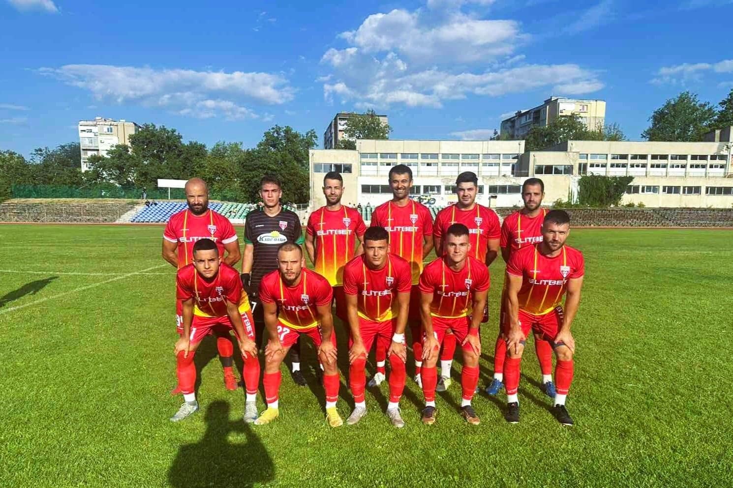 ФК Рилци загуби с 1:2 като гост на Олимпик (Варна) в ХХ кръг ФК Рилци отсъди загуба с 1:2 при визитата си на Олимпик (Варна) в среща от ХХ кръг на Североизточната Трета лига. След равностойно първо полувреме домакините откриха резултата малко след началото на втората част. Скоро след това добричлии изравниха чрез Диан Мичев. Варненците отново поведоха, а пет минути преди края Рилци имаше отличен шанс да вземе поне точка, но противниковият страж се намеси блестящо. В следващия кръг Рилци (Добрич) ще е домакин на Светкавица Търговище.