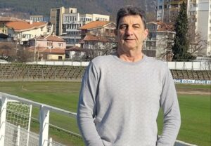 Техническият директор на Левски (Карлово) за равенството с Родопа Техническият директор на Левски (Карлово) Мирослав Банчевски опита да разкрие какви са причините за днешната грешна стъпка на тима в шампионата. "Сините" направиха равенство 1:1 с Родопа (Смолян) у дома. "През първото полувреме не играхме нищо, честно казано, проспахме го. Второто се вдигнаха, изравнихме, но след това изпуснахме много положения. С Родопа правим само равенства от доста време насам. Има и такива мачове. Подценяване нямаше, но сякаш имаше умора в играчите, липсваше им свежест по крилата. Допуснахме и много индивидуални грешки.", каза Банчевски след днешния сблъсък. "Имахме си положения до самия край, но понякога не се получава. Сега продължаваме напред. Отиваме в Ямбол следващата седмица. Там се играе футбол, те са добър отбор, а и теренът там е добър. Хубавото е, че няма контузени и наказани след днес.", добави още Мирослав Банчевски.