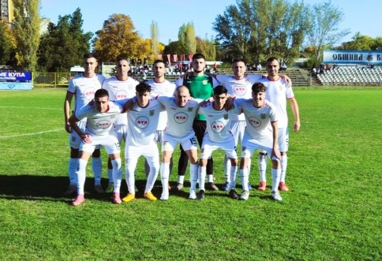 Отборът на Ком (Берковица) привлече ново попълнение непосредствено преди подновяването на сезона в Северозападната Трета лига. Новото име в състава е Радостин Лазаров, роден през 2006 г., който ще подсили атаката като нападател. Лазаров вече беше включен в групата за домакинството срещу Партизан (Червен бряг).