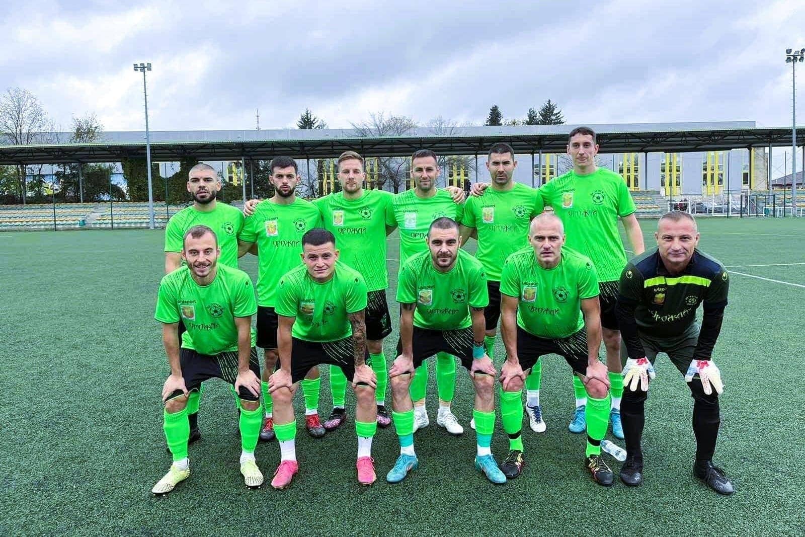 Устрем (Дончево) загуби с 1:3 от Черно море II (Варна) Устрем (Дончево) отстъпи с 1:3 срещу Черно море II (Варна) в двубой от ХХ кръг на Североизточната Трета лига. Мачът се проведе на изкуствения терен на стадион "Дружба" в Добрич, където тимът от село Дончево беше домакин. Това бе едва второ домакинско поражение за Устрем през сезона и първо от 23 август насам. До момента "зелените" бяха записали седем поредни победи като домакини. В началото двата отбора си размениха по една опасна ситуация — първо футболисти под ръководството на Димитър Димитров пропуснаха чисто положение, а малко по-късно гостите удариха греда. Черно море II откри резултата в 31-ата минута и успя да запази аванса до края на първото полувреме. След подновяването Устрем натисна в търсене на изравняване и в 60-ата минута Георги Георгиев влезе в наказателното поле и центрира остро — играч на гостите прати топката в собствената си врата за 1:1. Около 10 минути по-късно дубълът на Черно море отново поведе, като при отбелязването на попадението останаха сериозни съмнения за игра с ръка. В ответната атака на Устрем беше спестена дузпа. В заключителните минути варненците вкараха още един гол и фиксираха крайното 1:3. В следващия кръг Устрем (Дончево) гостува на друг от дублиращите отбори в групата — Спартак (Варна).