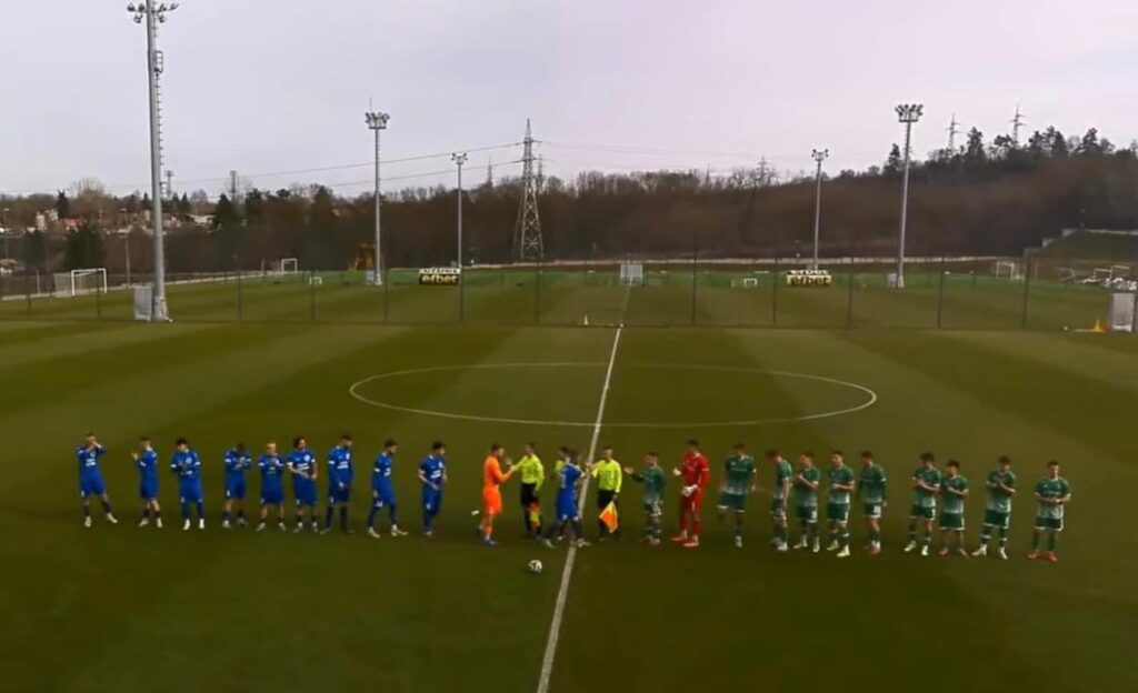 Черноморец (Балчик) изравни в добавеното време срещу Лудогорец III — 1:1 С гол в добавеното време Черноморец (Балчик) успя да стигне до точка при гостуването си на Лудогорец III в Разград от ХХ кръг на Североизточната Трета лига. Двубоят завърши 1:1. Много здрав и оспорван мач, в който третият отбор на "орлите" поведе в 78-ата минута чрез Исмет Хасан. В 92-ата минута Мирослав Начев изравни за балчиклии след центриране на Ивайло Попов. Така Черноморец запазва непобеден баланс срещу Лудогорец III в шести пореден мач, но прекъсна серията си от победи в шампионата. В следващия кръг тимът е домакин на Доростол Силитра.