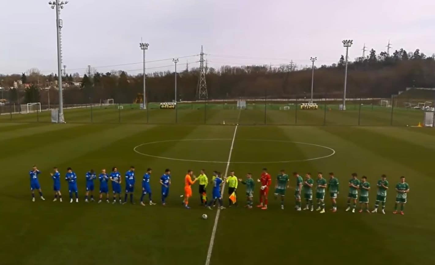 Черноморец (Балчик) изравни в добавеното време срещу Лудогорец III — 1:1 С гол в добавеното време Черноморец (Балчик) успя да стигне до точка при гостуването си на Лудогорец III в Разград от ХХ кръг на Североизточната Трета лига. Двубоят завърши 1:1. Много здрав и оспорван мач, в който третият отбор на "орлите" поведе в 78-ата минута чрез Исмет Хасан. В 92-ата минута Мирослав Начев изравни за балчиклии след центриране на Ивайло Попов. Така Черноморец запазва непобеден баланс срещу Лудогорец III в шести пореден мач, но прекъсна серията си от победи в шампионата. В следващия кръг тимът е домакин на Доростол Силитра.