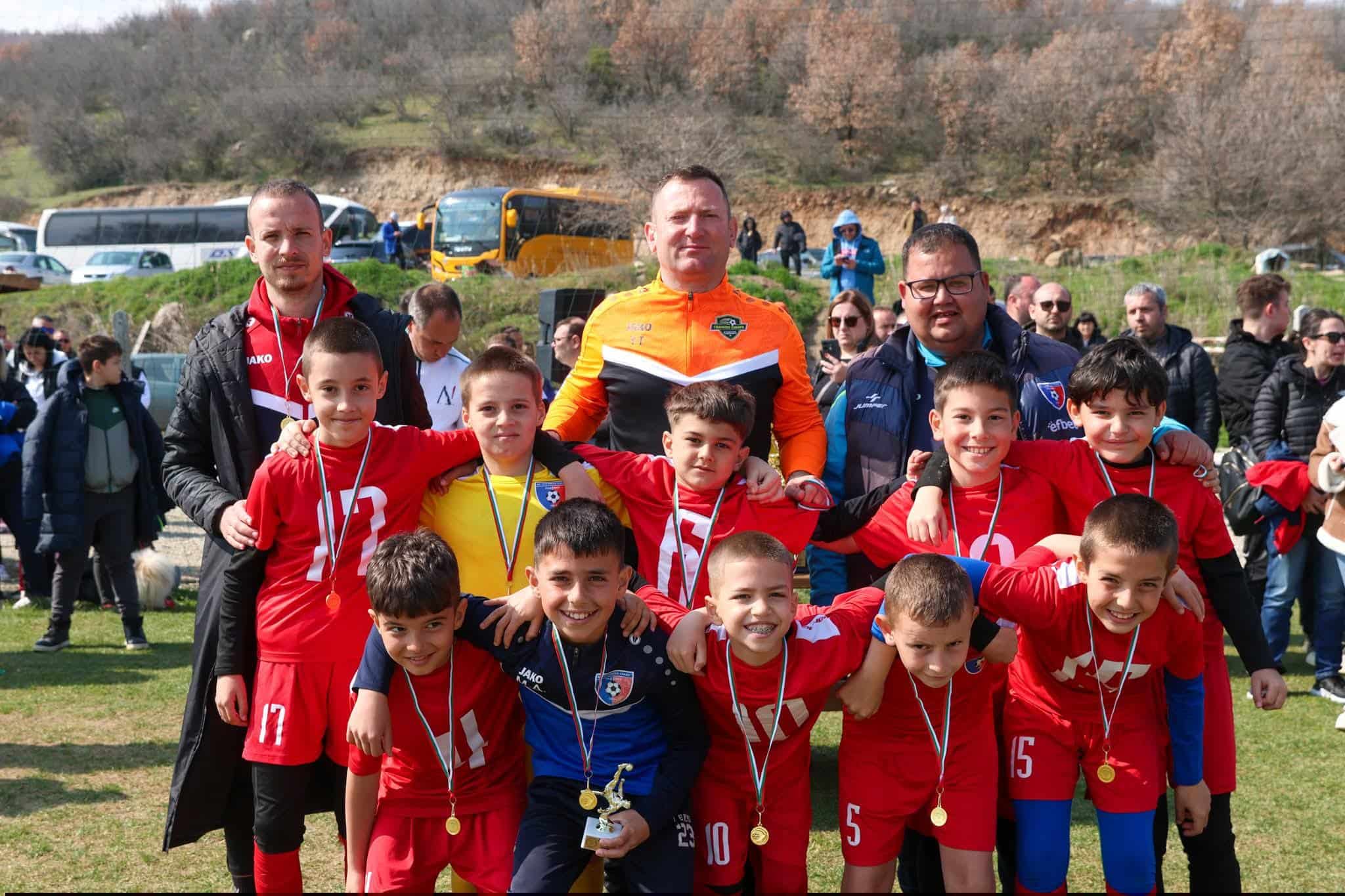ДЮШ „Струмска слава“ със силно присъствие на International Football Tournament Junior Cup Sandanski През изминалите дни отборите на ДЮШ „Струмска слава“ – набор 2016 и набор 2017 участваха в международния турнир International Football Tournament Junior Cup Sandanski. Надпреварата събра силни отбори от България и чужбина и даде възможност на нашите тимове да премерят сили и да натрупат опит преди старта на първенството. Набор 2016 се представи на ниво – демонстрира характер, агресивна игра и стремеж към победа. Отборът записа 1 победа, 2 равенства и 2 загуби. В няколко срещи нашите момчета водеха почти до края, но допуснаха изравняване в заключителните минути. Независимо от това тимът показа, че може да се надиграва с конкурентни съперници и разви привлекателен атакуващ футбол. Резултати от срещите: ФК Хасково – Струмска слава (2016) - 1:4 Славия – Струмска слава (2016) - 6:5 Неготино (Северна Македония) – Струмска слава (2016) 1:1 ФК Процес – Струмска слава (2016) 2:0 Огражден Първомай – Струмска слава (2016) 1:1 Турнирът донесе и голям индивидуален успех за клуба. Димитър Стоичков спечели наградата за голмайстор на турнира, след като отбеляза впечатляващите 12 гола в 5 мача — постижение, което говори за таланта и постоянството му. Набор 2017 също взе участие в надпреварата – за тях това бе първо подобно състезание. Момчетата записаха 1 победа и 3 загуби, но най-важното е, че направиха първите си стъпки в турнирна обстановка, натрупаха опит и показаха силно желание за игра. Турнирът в Сандански бе отлична подготовка преди началото на първенството, където нашите отбори ще продължат да се развиват и да защитават името на ДЮШ „Струмска слава“. Поздравления на всички деца за борбеността и отдадеността! Благодарности към треньорите и родителите за подкрепата и усилията.