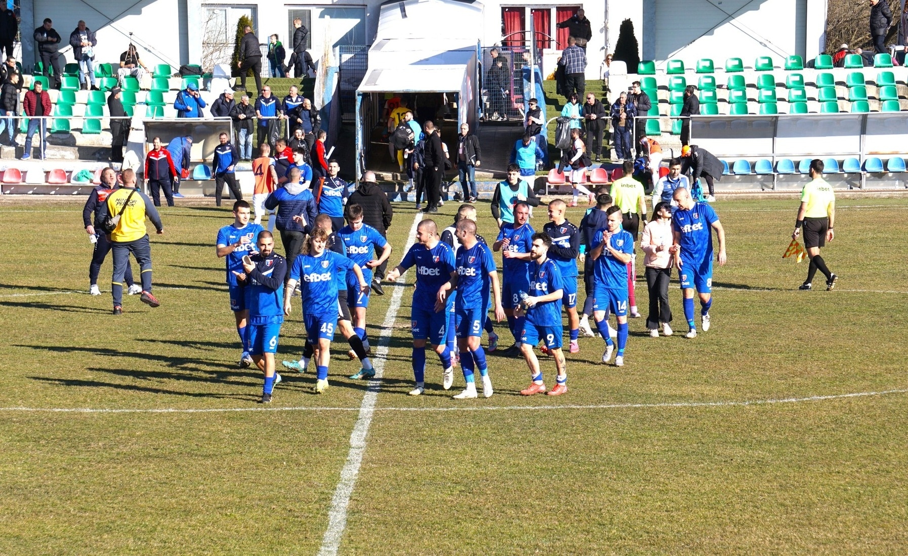 Струмска слава гостува на Балкан в отложен мач от Югозападната Трета лига Струмска слава (Радомир) ще играе като гост на Балкан (Ботевград) в отложен двубой от 20-ия кръг на Югозападната Трета лига. Срещата е насрочена за сряда (11 март) от 15:00 часа в Ботевград. През есенния дял радомирци разгромиха съперника с 5:0, а при повторната среща ще се стремят отново да вземат трите точки, за да се доближат на точка от временния лидер Рилски спортист. Фактически двата тима не са се срещали от години след есенната среща, тъй като Струмска слава прекара осем последователни сезона във Втора лига. Последните им двубои преди това са от сезон 2016/2017 — и в двата случая завършиха 1:1.