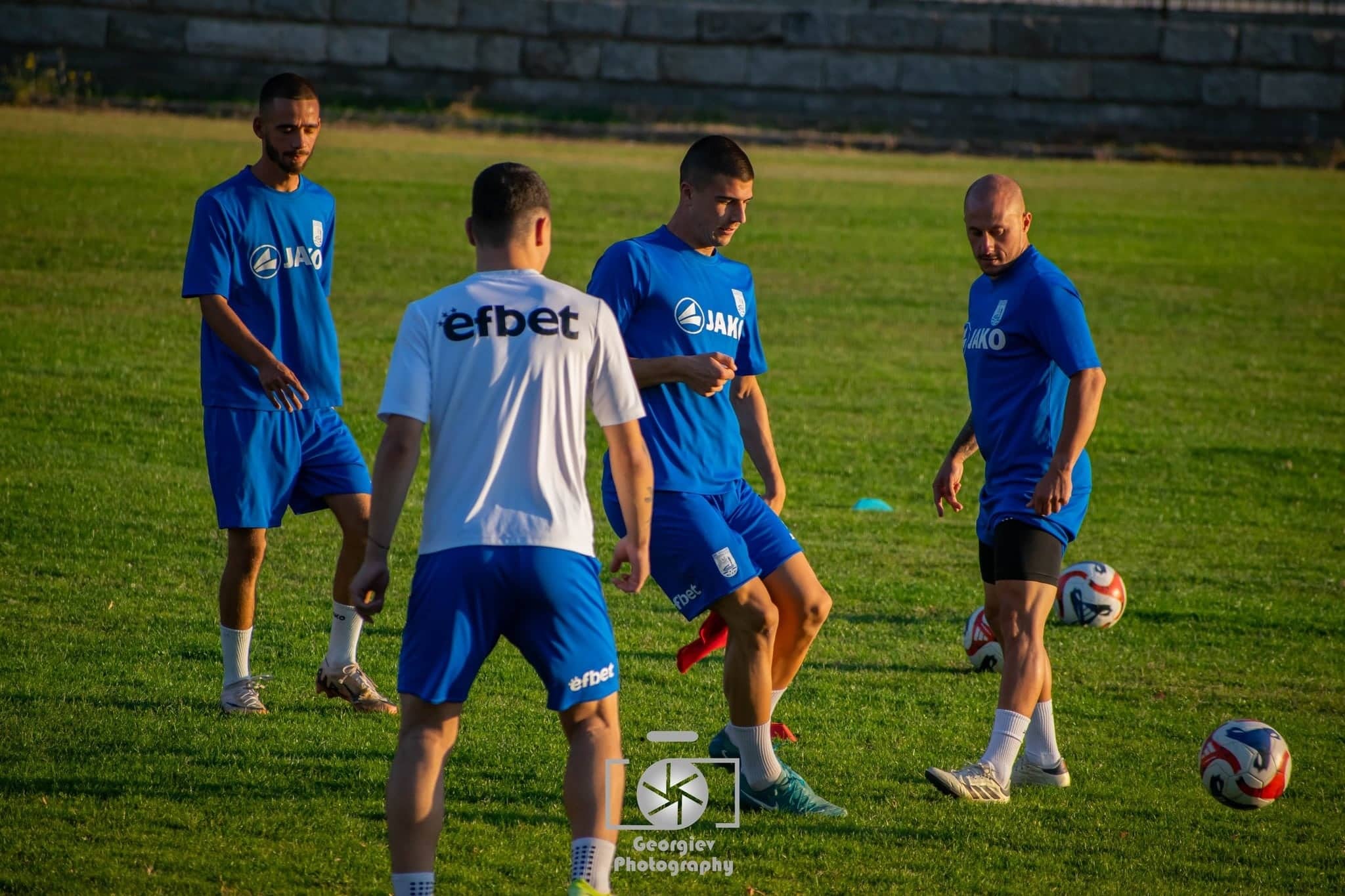 Трима играчи на Германия (Сапарева баня) санкционирани след поражението от ОФК Костинброд Трима футболисти на Германия (Сапарева баня) бяха наказани след загубата с 0:2 от ОФК Костинброд в последния кръг. Христо Александров получи червен картон и бе наказан за 2 мача. Даниел Стоянов и Иван Златков пък получават по едно среща наказание. Всички трима ще пропуснат следващия двубой на тима, воден от Асен Нешев — в събота, 14 март, срещу дубъла на Септември (София).