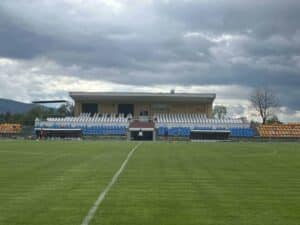 Рилски спортист приема Оборище в третия си пореден домашен мач Лидерът в Югозападната Трета лига Рилски спортист (Самоков) ще изиграе третия си пореден домакински двубой в шампионата. В събота, 14-ти март, на стадион "Искър" гостува Оборище (Панагюрище). Началото е в 15:00 часа. След трудните, но сладки победи над Германея и Балкан (Ботевград) самоковци ще се опитат да продължат добрата си серия на своя терен, където вече имат пет поредни успеха. Исторически срещите с Оборище са благоприятни за Рилски спортист — пет победи в последните шест срещи и само едно равенство. Тимът от Самоков не е губил от Оборище от есента на 2022 г., когато загубата бе в гостуване. На стадион "Искър" "скиорите" постигат убедителни резултати срещу този съперник, отбелязвайки пет последователни победи. Оборище обаче е във форма през настоящия сезон — само едно поражение в последните девет шампионатни двубоя, в които тимът записа седем успеха. Единствената загуба бе при предишната им визита тази пролет. Това обаче не би следвало да притеснява Рилски спортист, който продължава борбата за промоция в професионалния футбол.