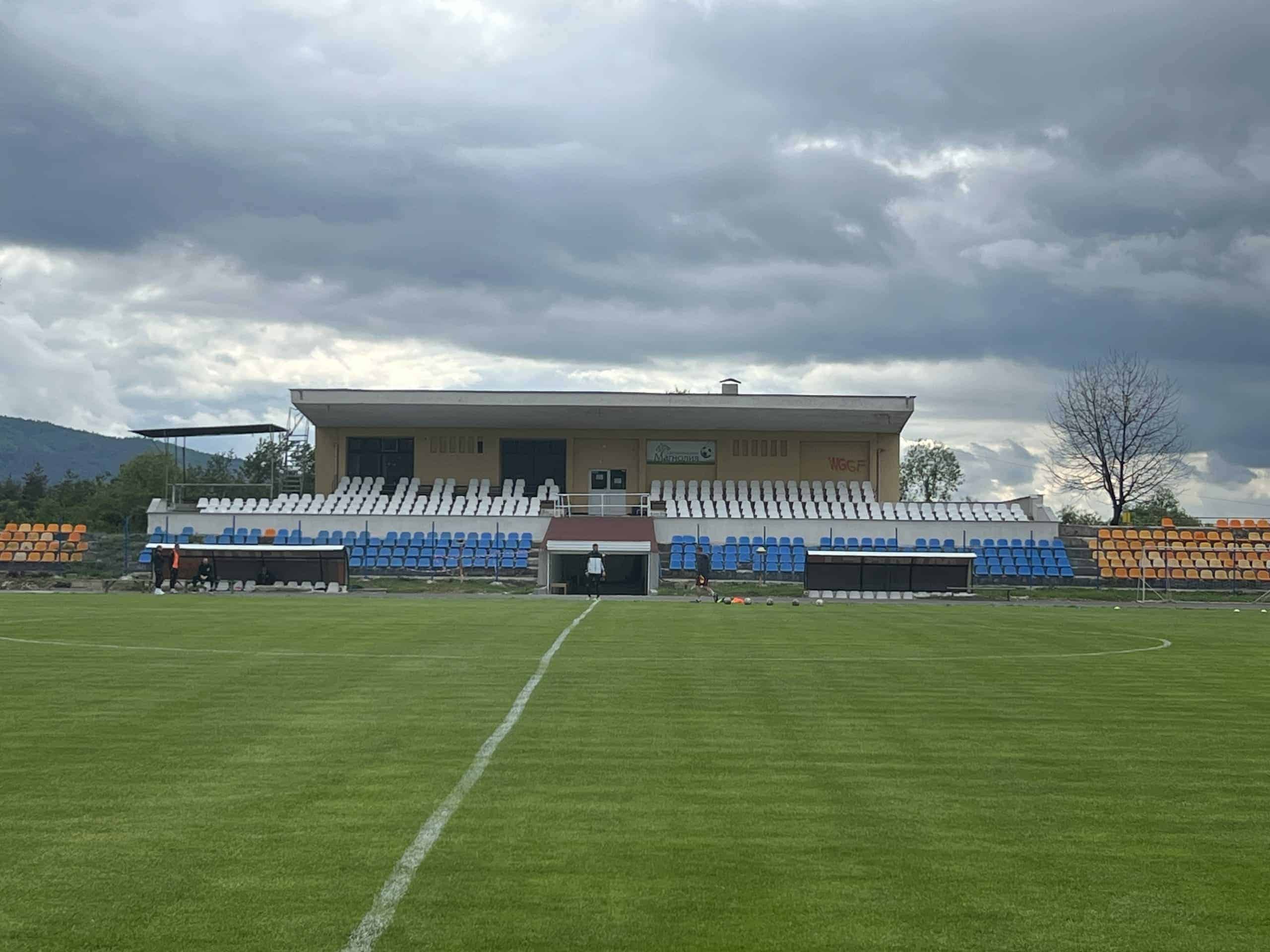 Рилски спортист приема Оборище в третия си пореден домашен мач Лидерът в Югозападната Трета лига Рилски спортист (Самоков) ще изиграе третия си пореден домакински двубой в шампионата. В събота, 14-ти март, на стадион "Искър" гостува Оборище (Панагюрище). Началото е в 15:00 часа. След трудните, но сладки победи над Германея и Балкан (Ботевград) самоковци ще се опитат да продължат добрата си серия на своя терен, където вече имат пет поредни успеха. Исторически срещите с Оборище са благоприятни за Рилски спортист — пет победи в последните шест срещи и само едно равенство. Тимът от Самоков не е губил от Оборище от есента на 2022 г., когато загубата бе в гостуване. На стадион "Искър" "скиорите" постигат убедителни резултати срещу този съперник, отбелязвайки пет последователни победи. Оборище обаче е във форма през настоящия сезон — само едно поражение в последните девет шампионатни двубоя, в които тимът записа седем успеха. Единствената загуба бе при предишната им визита тази пролет. Това обаче не би следвало да притеснява Рилски спортист, който продължава борбата за промоция в професионалния футбол.