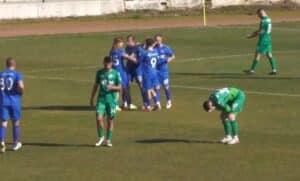 Струмска слава победи Балкан с 2:1 в Ботевград Струмска слава (Радомир) надделя над Балкан с 2:1 в отложен мач от 20-ия кръг. Двубоят се проведе днес на стадион „Христо Ботев“ в Ботевград. След успеха Славата отново е само на точка от временния лидер Рилски спортист. В 21-ата минута след изпълнение на тъч отдясно топката попадна в наказателното поле на домакините и след удар с глава защитникът на Балкан Цветослав Поповчев си отбеляза автогол. В 36-ата минута капитанът на Славата Александър Аспарухов с прекрасна асистенция намери Даниел Начев, който преодоля Поповчев и още един бранител на Балкан и с прецизен удар с левия крак реализира за 0:2. Така приключи първото полувреме. През втората част гостите продължиха да създават повече положения, но пропуски направиха Дани Начев и Кристиян Слишков. В 68-ата минута домакините изпълниха тъч отдясно и по подобие на първия гол на Струмска слава топката отново стигна до наказателното поле, където вратарят на Славата не успя да реагира добре и тя влезе във вратата му.