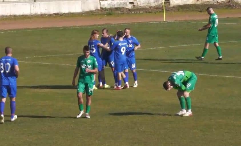 Струмска слава победи Балкан с 2:1 в Ботевград Струмска слава (Радомир) надделя над Балкан с 2:1 в отложен мач от 20-ия кръг. Двубоят се проведе днес на стадион „Христо Ботев“ в Ботевград. След успеха Славата отново е само на точка от временния лидер Рилски спортист. В 21-ата минута след изпълнение на тъч отдясно топката попадна в наказателното поле на домакините и след удар с глава защитникът на Балкан Цветослав Поповчев си отбеляза автогол. В 36-ата минута капитанът на Славата Александър Аспарухов с прекрасна асистенция намери Даниел Начев, който преодоля Поповчев и още един бранител на Балкан и с прецизен удар с левия крак реализира за 0:2. Така приключи първото полувреме. През втората част гостите продължиха да създават повече положения, но пропуски направиха Дани Начев и Кристиян Слишков. В 68-ата минута домакините изпълниха тъч отдясно и по подобие на първия гол на Струмска слава топката отново стигна до наказателното поле, където вратарят на Славата не успя да реагира добре и тя влезе във вратата му.