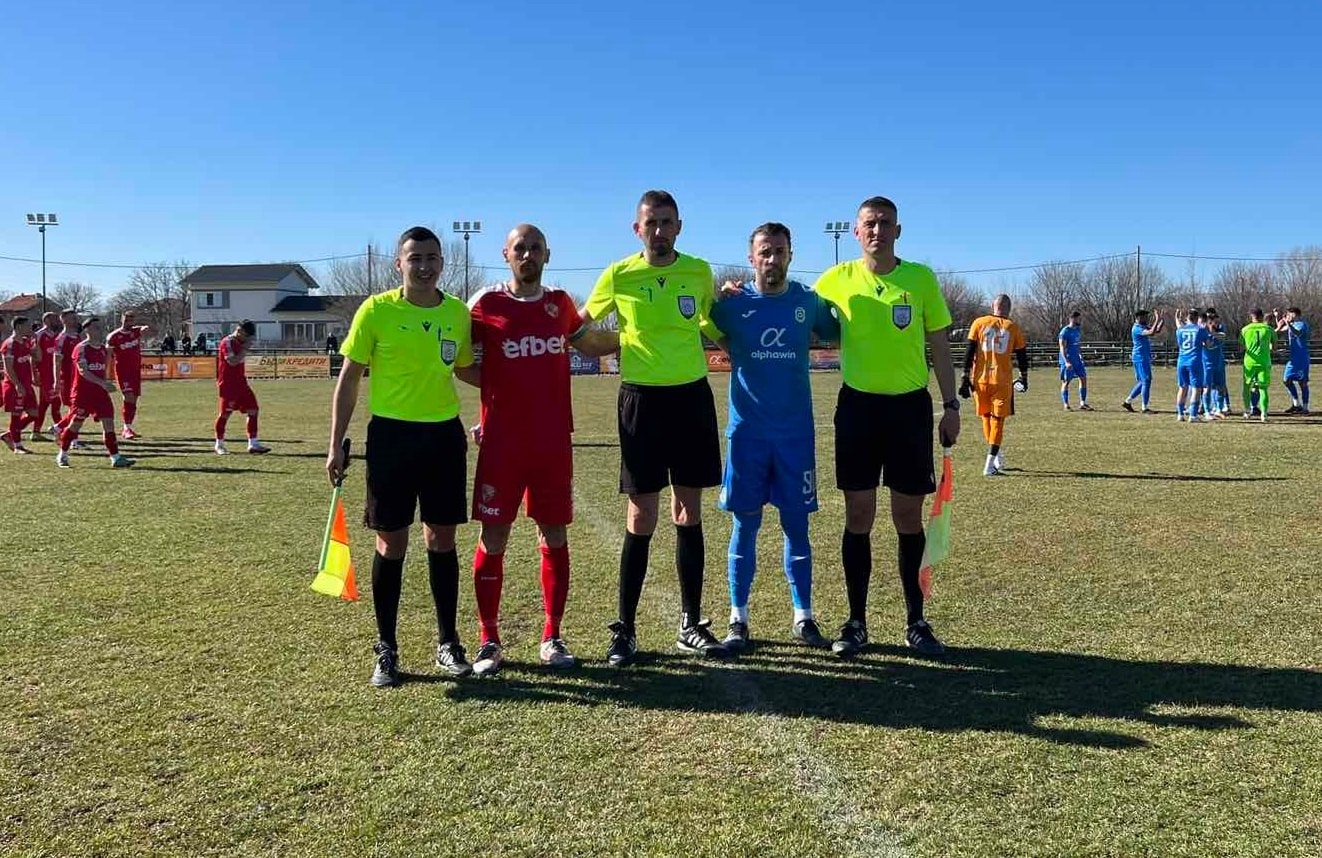 ФК Банско загуби с 1:2 от ОФК Костинброд в отложен двубой от 20‑ия кръг на Югозападната Трета лига. Победата на домакините бе белязана от спорни съдийски решения, като най‑много претенции имаше към единия страничен рефер Тони Кирилов. Още в петата минута Костинброд поведе след изпълнение на ъглов удар — Ради Василев свали топката на далечната греда, а играч на Банско си вкара автогол. До края на първото полувреме именно Ради Василев имаше още един шанс, но не го оползотвори. След почивката гостите от Банско заиграха по‑активно и в 59‑ата минута Тодор Пасков намери мрежата, но страничният съдия вдигна флага за засада, въпреки че според домакините такава нямаше. При центрирането от фаул футболист на Костинброд покриваше евентуална засада, но линията бе вдигната чак след като топката вече бе влезла във вратата. В 68‑ата минута Борис Божинов все пак изравни за 1:1 след изпълнение на ъглов удар и кратко разбъркване в наказателното поле. Пет минути преди края Християн Бориславов донесе крайния успех за Костинброд с красиво попадение за 2:1.