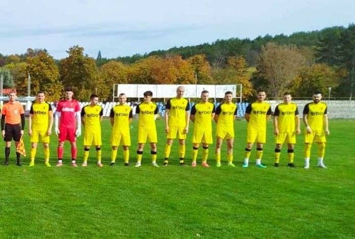 Черноломец (Попово) се завръща в шампионата този уикенд Черноломец (Попово) ще изиграе първия си официален двубой за 2026 година тази събота, когато гостува на Бенковски (Исперих). Началото на срещата е от 15:00 ч. Парадоксално е, че тимът от Попово би трябвало вече да има два срещи зад гърба си, но и двете бяха отложени. Първият мач, планиран за 21 февруари като гостуване на Олимпик (Варна), не се състоя заради неблагоприятни метеорологични условия. В следващия кръг, на 28 февруари, бе отложен и двубоят със Светкавица (Търговище). В третия пролетен кръг на 7 март Черноломец (Попово) имаше служебна почивка, което означава, че в три последователни седмици отборът не записа официален мач. Под ръководството на Невен Венков тимът компенсира липсата на официални срещи с контроли; последната проверка бе срещу Етър (Велико Търново) и завърши с поражение 0:4.