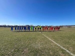 Костинброд победи ФК Банско с 2:1 след фантастичен гол в края Костинброд надделя над ФК Банско с 2:1 в отложения си двубой от XX кръг на Югозападна Трета лига. Фантастичен гол в края на редовното време донесе трите точки за "сините". Мачът започна отлично за тима, воден от Валентин Валентинов, и още в 4-ата минута топката влезе в мрежата на гостите. След центриране от корнер Радослав Василев стреля с глава, а бранител на Банско неволно отклони топката и реализира автогол. До края на първата част домакините пропуснаха още възможности да увеличат преднината си. В началото на втората част доминацията на Костинброд продължи, но отбраната на гостите и милостта пред гола лишиха домакините от още попадения. В 59-ата минута банскалии пратиха топката във вратата на Валентин Галев след центриране от свободен удар, но голът на Тодор Пасков беше отменен заради засада. Това обаче вдъхна увереност на "червените" и при следваща статична ситуация те изравниха в 68-ата минута — Борис Божинов се оказа най-съобразителен в наказателното поле и реализира за 1:1. След изравнението костинбродци се мобилизираха и започнаха да търсят победата с всички сили. В 85-ата минута Християн Бориславов вкара много красив гол — с удар от границата на наказателното поле той прати топката в сглобката и донесе успеха на своя отбор. Така Костинброд записа втори успех в рамките на само пет дни и четвърти пореден на собствен терен. Следващият мач на тима е като гост на Струмска слава (Радомир).