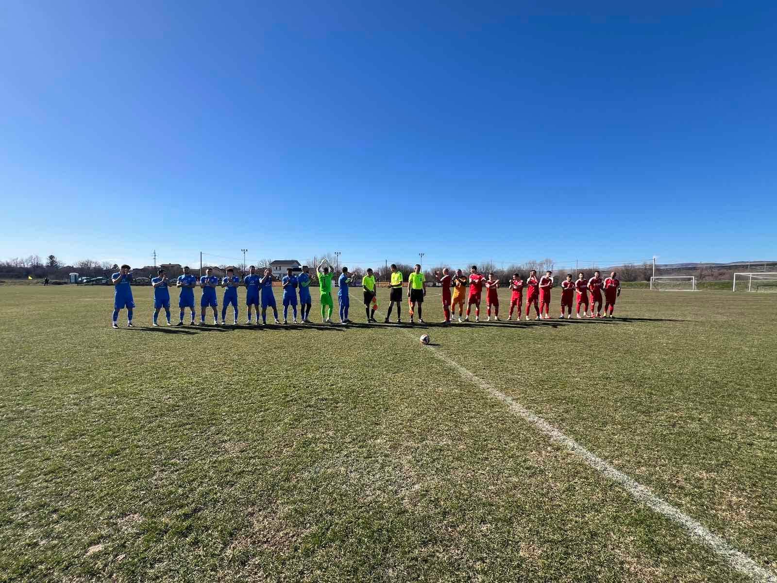 Костинброд победи ФК Банско с 2:1 след фантастичен гол в края Костинброд надделя над ФК Банско с 2:1 в отложения си двубой от XX кръг на Югозападна Трета лига. Фантастичен гол в края на редовното време донесе трите точки за "сините". Мачът започна отлично за тима, воден от Валентин Валентинов, и още в 4-ата минута топката влезе в мрежата на гостите. След центриране от корнер Радослав Василев стреля с глава, а бранител на Банско неволно отклони топката и реализира автогол. До края на първата част домакините пропуснаха още възможности да увеличат преднината си. В началото на втората част доминацията на Костинброд продължи, но отбраната на гостите и милостта пред гола лишиха домакините от още попадения. В 59-ата минута банскалии пратиха топката във вратата на Валентин Галев след центриране от свободен удар, но голът на Тодор Пасков беше отменен заради засада. Това обаче вдъхна увереност на "червените" и при следваща статична ситуация те изравниха в 68-ата минута — Борис Божинов се оказа най-съобразителен в наказателното поле и реализира за 1:1. След изравнението костинбродци се мобилизираха и започнаха да търсят победата с всички сили. В 85-ата минута Християн Бориславов вкара много красив гол — с удар от границата на наказателното поле той прати топката в сглобката и донесе успеха на своя отбор. Така Костинброд записа втори успех в рамките на само пет дни и четвърти пореден на собствен терен. Следващият мач на тима е като гост на Струмска слава (Радомир).