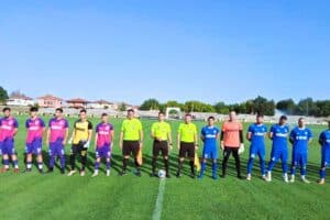 Созопол приема Гигант (Съединение) в 24-ти кръг ФК Созопол е домакин на Гигант (Съединение) в един от най-интересните двубои от предстоящия 24-ти кръг на Югоизточната Трета лига. Двубоят е в събота от 15:00 ч. в Созопол. Между двата отбора има любопитна статистика: те са чести съперници в групата, с изключение на сезоните, когато ФК Созопол е играл във Втора лига. В продължение на почти 20 години Созопол няма загуба у дома срещу този противник и дори има 9 победи от 9 домакинства. През миналия сезон Созопол победи Гигант с 1:0 на своя терен. По-назад във времето има период от три поредни сезона, в които Созопол записва три служебни победи срещу Гигант поради различни причини и неявяване на гостите. Старши треньорът Петър Кюмюрджиев няма да може да разчита на Петър Зелямов, който е наказан заради натрупани жълти картони. Сезон 2024/2025Созопол – Гигант 1:0Гигант – Созопол 3:0 Сезон 2023/2024Созопол – Гигант 3:2Гигант – Созопол 1:0 Сезон 2019/2020Гигант – Созопол 2:1Созопол – Гигант – анулиран заради Ковид Сезон 2018/2019Созопол – Гигант 2:0Гигант – Созопол 0:1 Сезон 2013/2014Созопол – Гигант 3:0Гигант (Съединение) – Созопол 0:2 Сезон 2012/2013Созопол – Гигант 1:0Гигант (Съединение) – Созопол 2:1 Сезон 2011/2012Созопол – Гигант 2:0Гигант (Съединение) – Созопол 1:0 Сезон 2010/2011Созопол – Гигант 3:0 служебно (гостите не се явяват заради епидемия от вирусно заболяване)Гигант (Съединение) – Созопол 2:1 Сезон 2009/2010Созопол – Гигант 3:0 служебно (гостите не се явяват заради повреда в автобуса им на път за Царево)Гигант (Съединение) – Созопол 3:0 служебно (гостите предварително уведомяват, че няма да пътуват за мача тъй като са ангажирани с турне в чужбина) Сезон 2008/2009Созопол – Гигант 3:0 служебно (гостите не се явяват заради повреден автобус)Гигант (Съединение) – Созопол 4:1