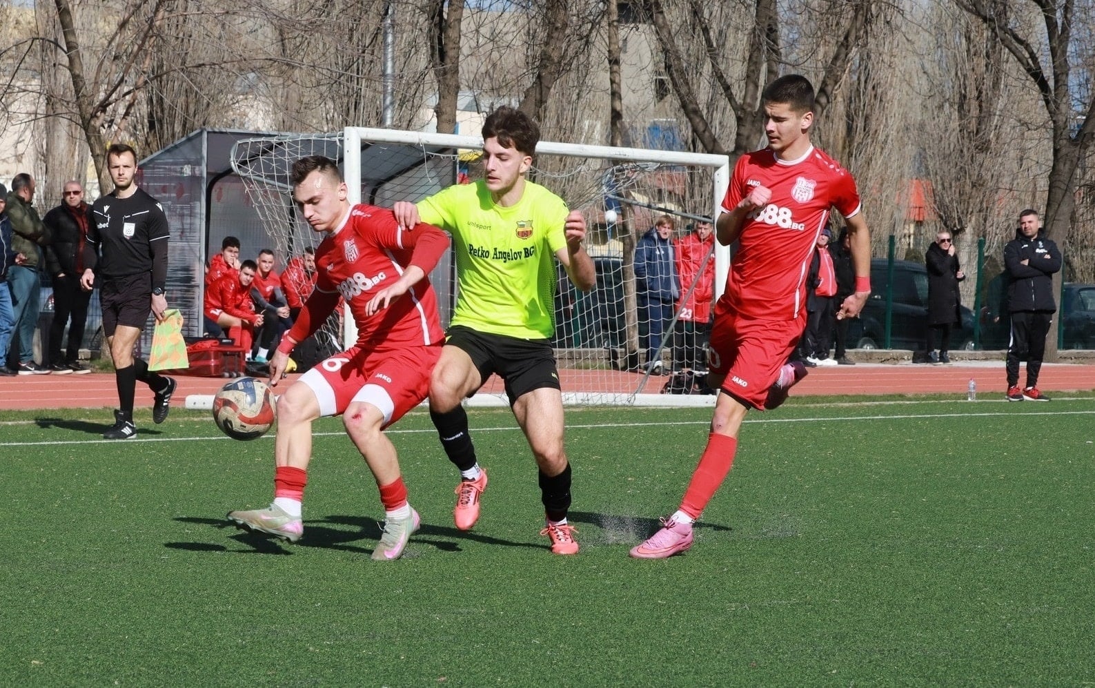 Марица (Милево) гостува на Родопа (Смолян) в 24-ти кръг Марица (Милево) ще играе срещу Родопа (Смолян) в двубой от предстоящия 24-ти кръг на Югоизточната Трета лига. Това е първата от две поредни срещи между двата тима, които ще се проведат в Смолян в рамките на няколко дни. В събота отборите се срещат в шампионата, а на 18 март в Смолян ще се играе и областният финал за Купата на Аматьорската лига за поток Пловдив/Смолян/Хасково/Кърджали. Родопа приема домакинствата си на изкуствен терен, но старши треньорът на Марица (Милево) Иван Кочев заяви, че това не го притеснява и че отборът е добре подготвен. Марица (Милево) е в серия от неубедителни резултати в първенството — тимът има само една победа в пролетния дял, постигната в първия пролетен кръг срещу ОФК Хасково. След това последва равенство със Секирово, загуба от ФК Раковски и ново равенство със Созопол.