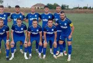 Ямбол приема Левски (Карлово) в дерби от 24-ия кръг на Югоизточната Трета лига Ямбол и Левски (Карлово) се изправят в голямото дерби от 24-ия кръг на Югоизточната Трета лига. Двубоят е в събота от 15:00 часа. Двата отбора са съседи във временното класиране — гостите от Карлово заемат 3-то място с 42 точки, а Ямбол е 4-ти с 38 точки. През есента Ямбол записа категорична победа с 5:0 като гост в Карлово и сега ще гони нови три точки. ФК Ямбол е в отлична серия срещу този противник и не познава загуба в последните 8 поредни двубоя помежду им. Старши треньорът Николай Жечев няма да може да разчита на оперирания Александър Андонов и вероятно на Цветелин Радев, който все още се възстановява от контузия. Надеждите са Добромир Димитров да е готов за срещата, а Виктор Янев да получи повече игрово време след дебюта си в миналия кръг при победата над Асеновец в Асеновград.