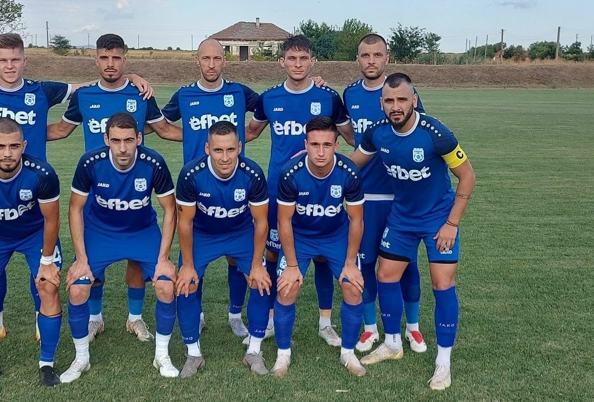 Ямбол приема Левски (Карлово) в дерби от 24-ия кръг на Югоизточната Трета лига Ямбол и Левски (Карлово) се изправят в голямото дерби от 24-ия кръг на Югоизточната Трета лига. Двубоят е в събота от 15:00 часа. Двата отбора са съседи във временното класиране — гостите от Карлово заемат 3-то място с 42 точки, а Ямбол е 4-ти с 38 точки. През есента Ямбол записа категорична победа с 5:0 като гост в Карлово и сега ще гони нови три точки. ФК Ямбол е в отлична серия срещу този противник и не познава загуба в последните 8 поредни двубоя помежду им. Старши треньорът Николай Жечев няма да може да разчита на оперирания Александър Андонов и вероятно на Цветелин Радев, който все още се възстановява от контузия. Надеждите са Добромир Димитров да е готов за срещата, а Виктор Янев да получи повече игрово време след дебюта си в миналия кръг при победата над Асеновец в Асеновград.