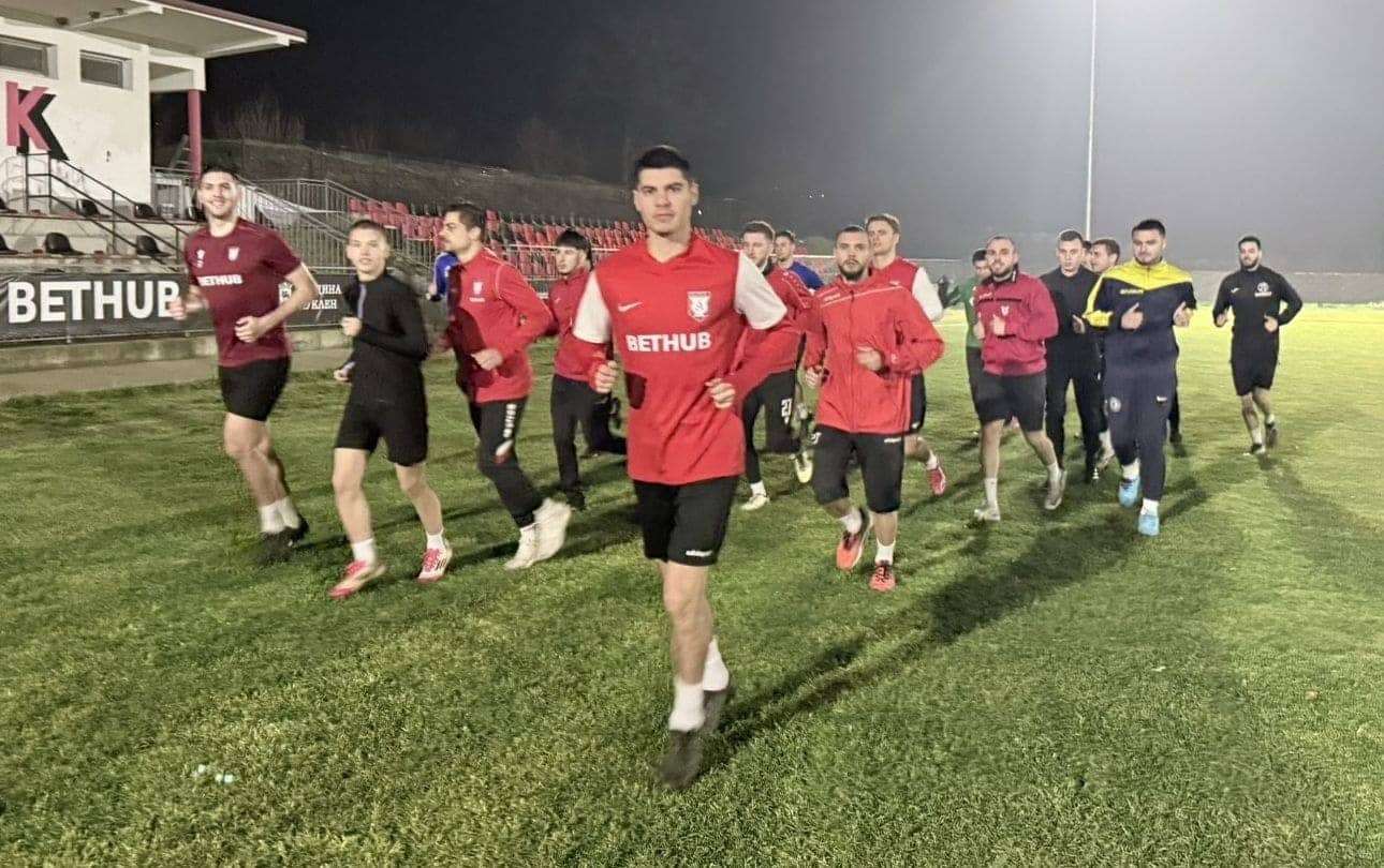 Атлетик (Куклен) гостува на ФК Раковски в 24-ти кръг Атлетик (Куклен) ще играе срещу ФК Раковски в среща от 24-тия кръг на Югоизточната Трета лига. Двубоят е в събота в град Раковски и е насрочен за 15:00 часа. Отборът от Куклен все още не е записал победа през 2026 г. — до момента през пролетния полусезон има равенство на старта срещу Нефтохимик и три поредни поражения. Гостуването се очаква да е трудно, тъй като ФК Раковски разчита основно на домакинските си мачове в опит да се спаси, а в последния си двубой пред собствена публика постигна победа над Родопа Смолян. През есента Атлетик (Куклен) победи този съперник у дома с 3:0.