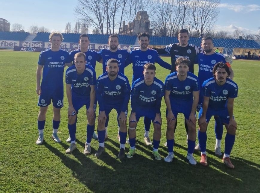 ОФК Несебър гостува на ОФК Хасково в 24-ти кръг Лидерът ОФК Несебър ще играе като гост срещу ОФК Хасково в среща от 24-ия кръг на Югоизточната Трета лига. Двубоят е в събота от 15:00 ч. в Хасково. Несебър запазва водещата си позиция с аванс от две точки пред Марица (Пловдив), но в последното си гостуване на Нефтохимик допусна изненадващо равенство 1:1. Старши треньорът Мирослав Косев няма проблеми с наказани футболисти преди мача. Двата отбора за последно се срещнаха през есента, когато в Несебър домакините спечелиха с категоричното 3:0. Преди това двубоите между отборите бяха през сезон 2023/24, когато ОФК Несебър победи Саяна Хасково като гост с 2:1.